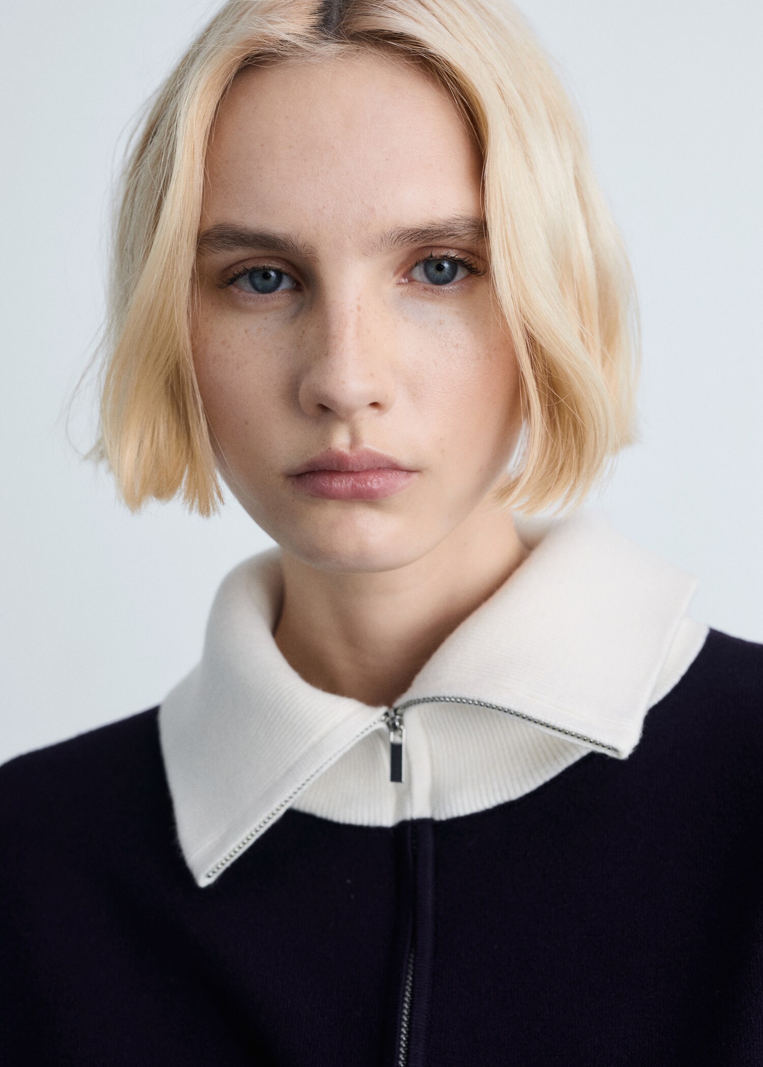 Knitted sweater with contrasting collar - Details of the article 1