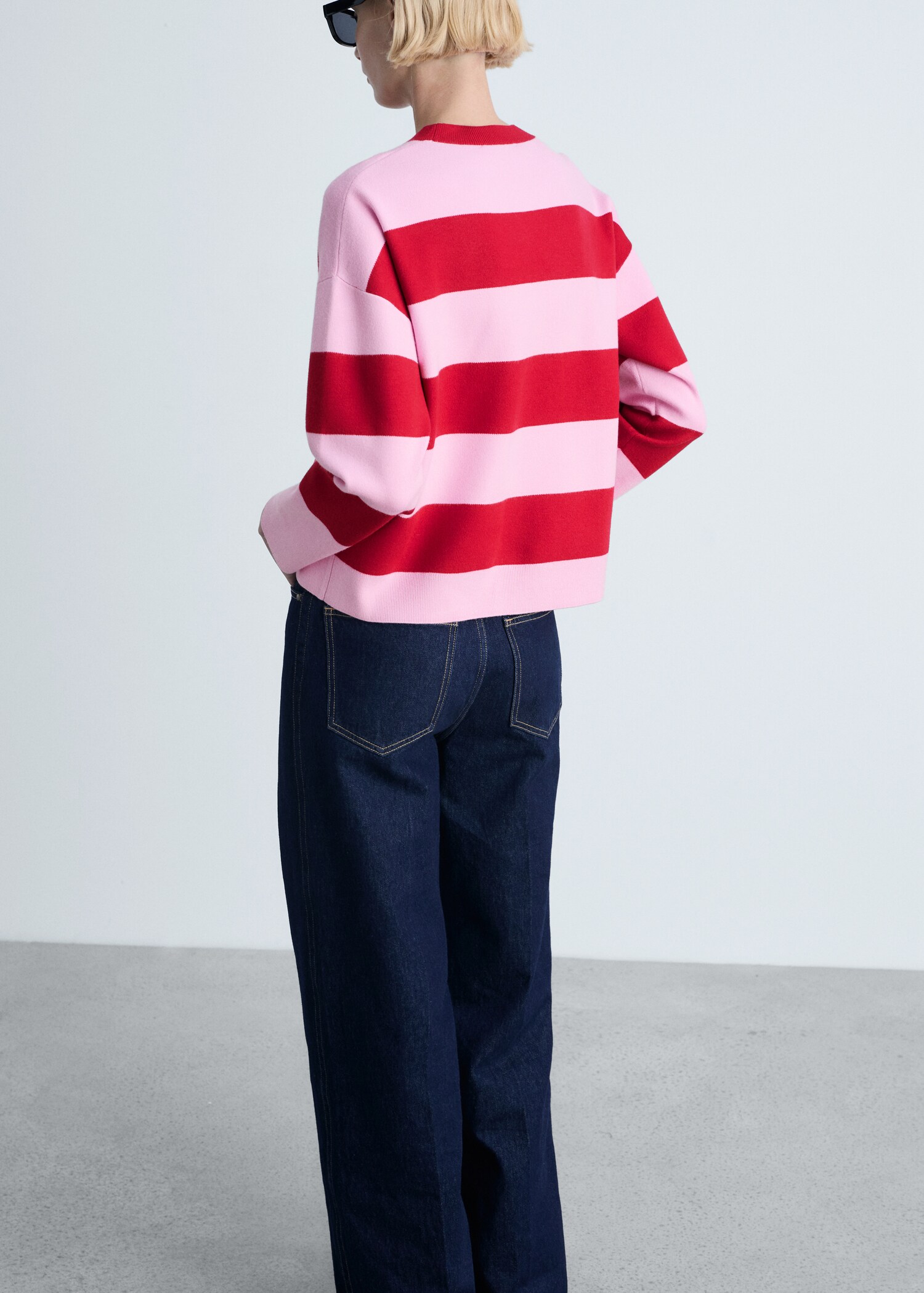 Gestreepte trui met ronde hals - Achterkant van het artikel