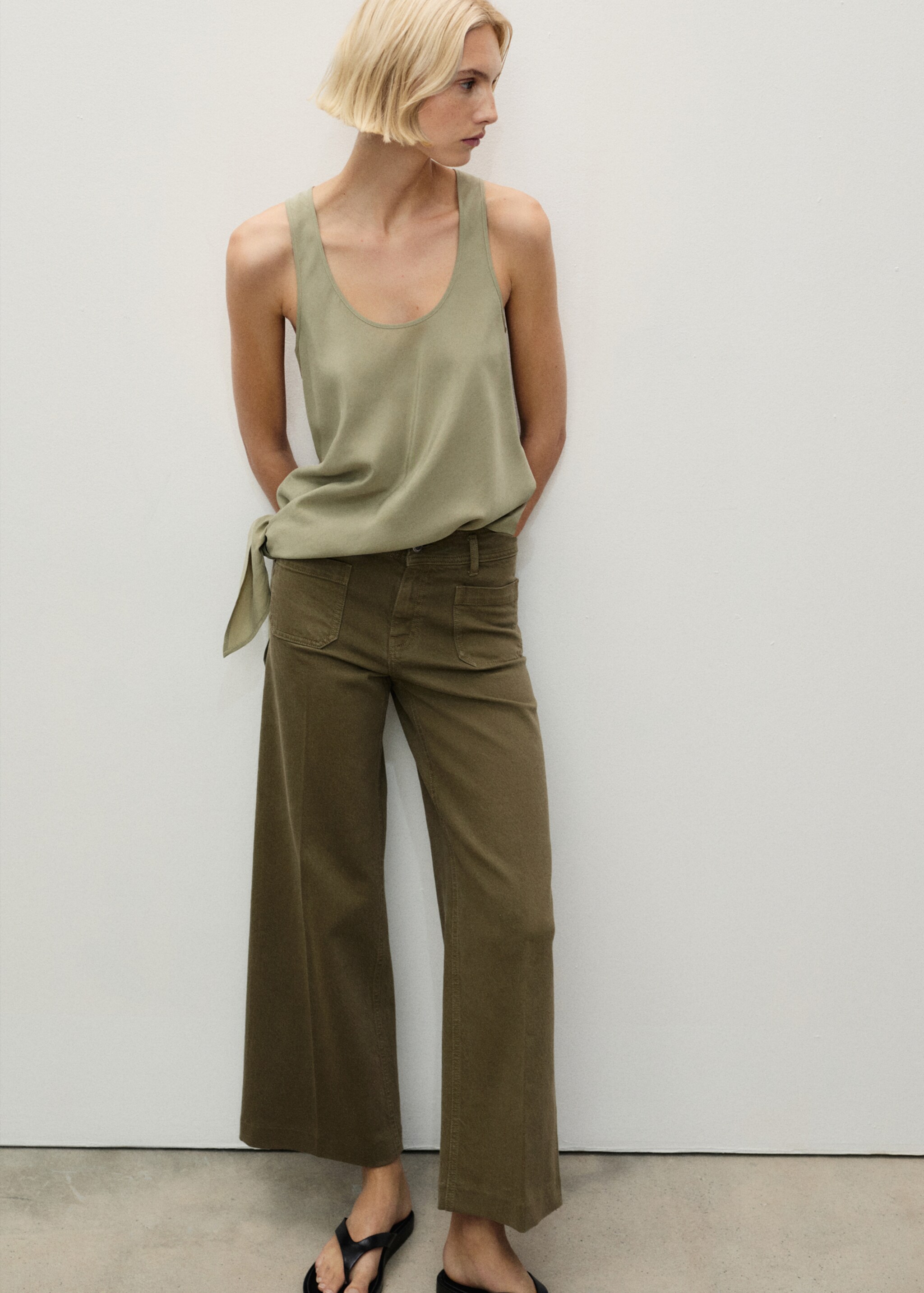 Wide leg jeans with pockets - Details of the article 2, Khaki. Ref: 87024084-00.