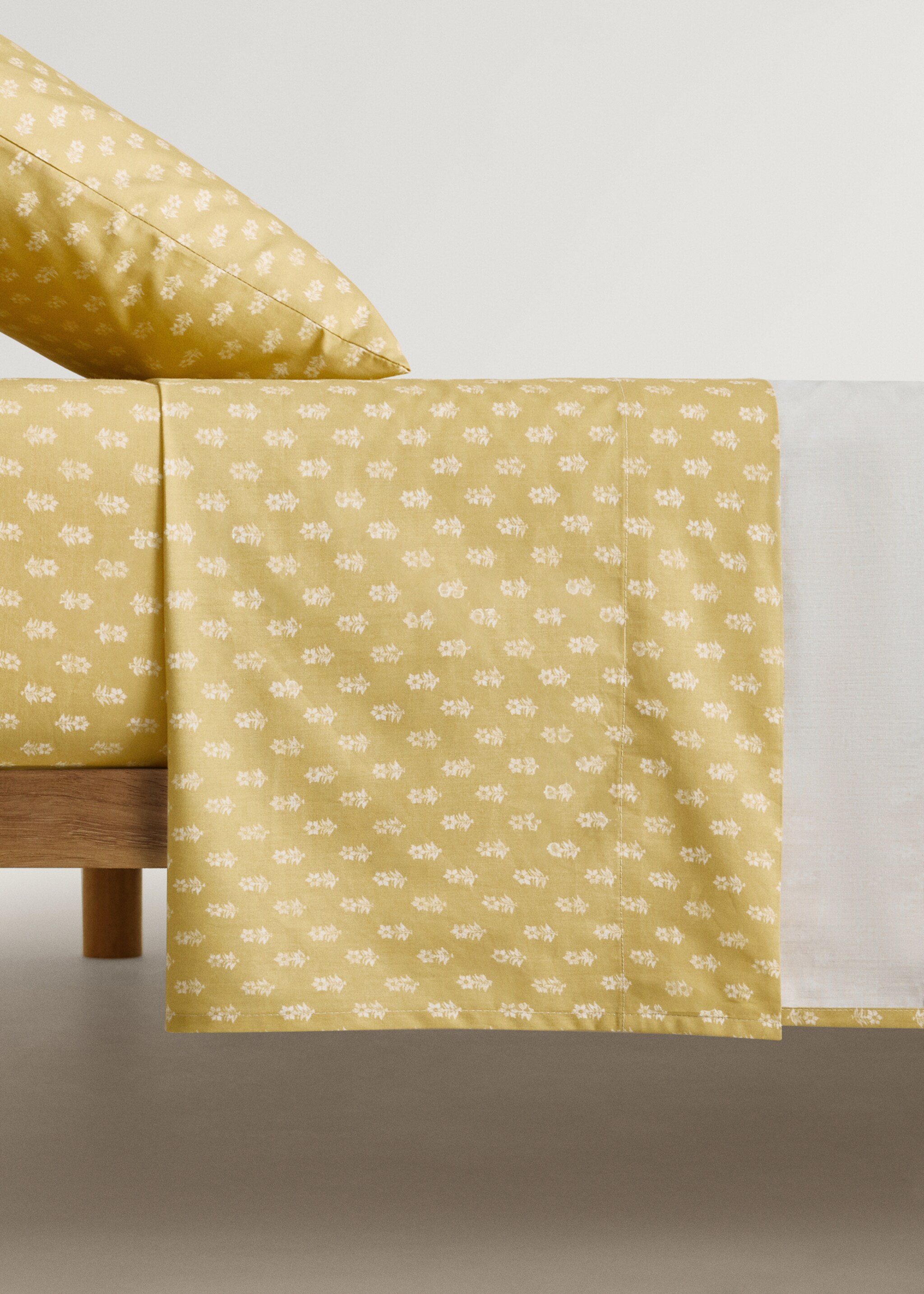 Överlakan till spjälsäng i bomullspercale med en liten blomma - Artikel utan modell, Rosa. Ref: 87024086-00.