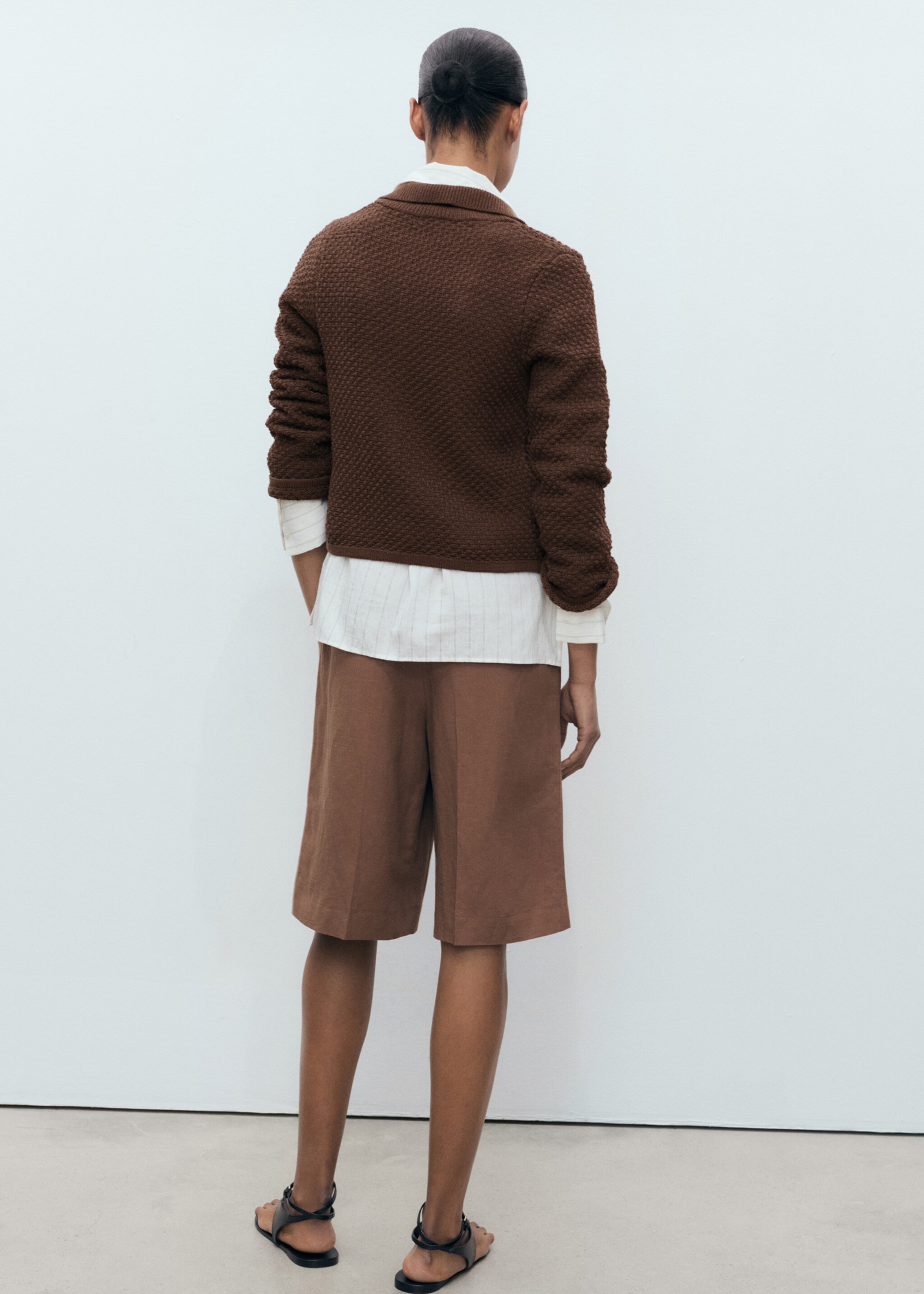 Stickad jacka med pikékrage - Artikelns baksida, Brun. Ref: 87024091-00.