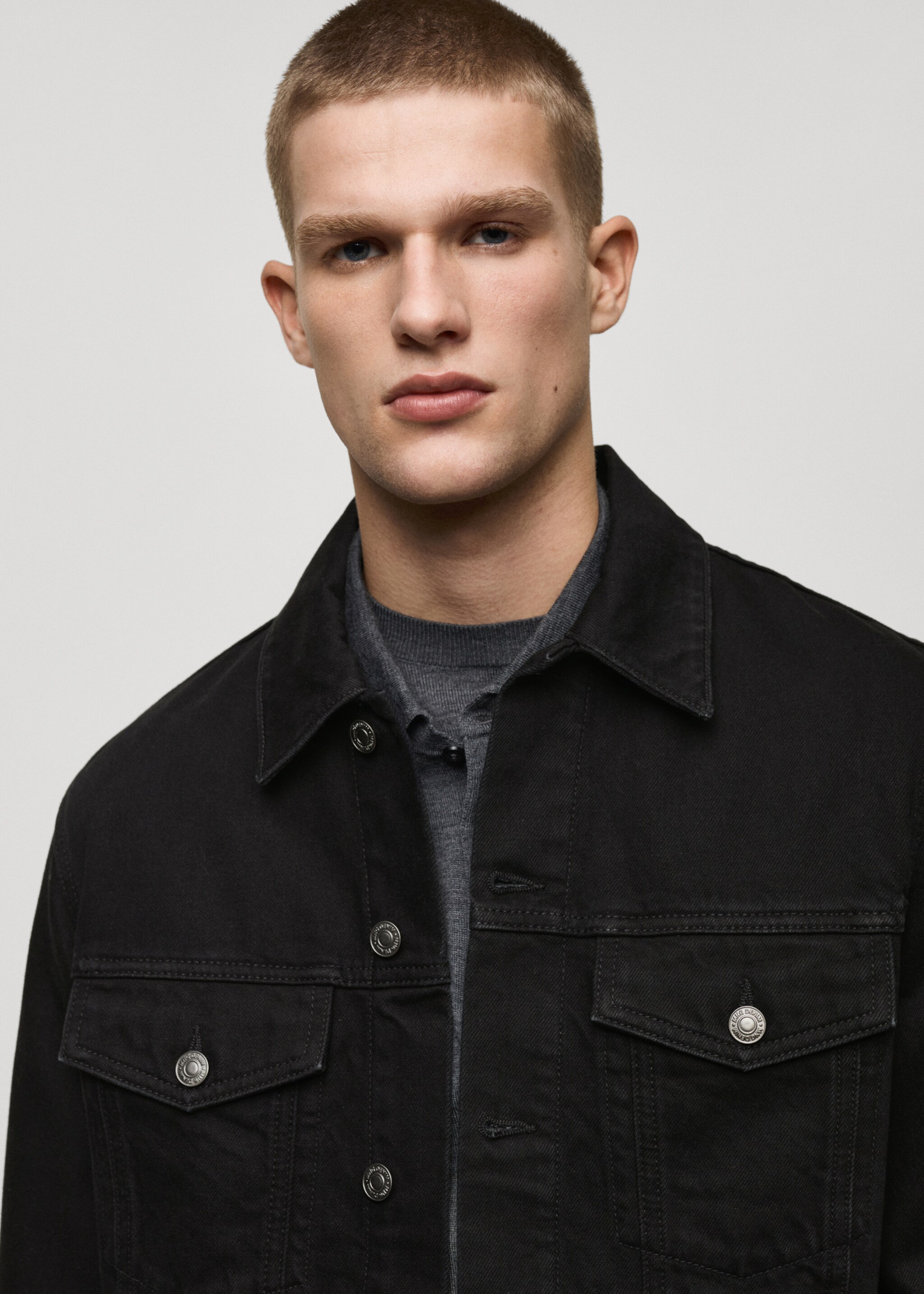 Jeansjacke mit Taschen - Detail des Artikels 1, Black denim. Ref: 87024398-00.