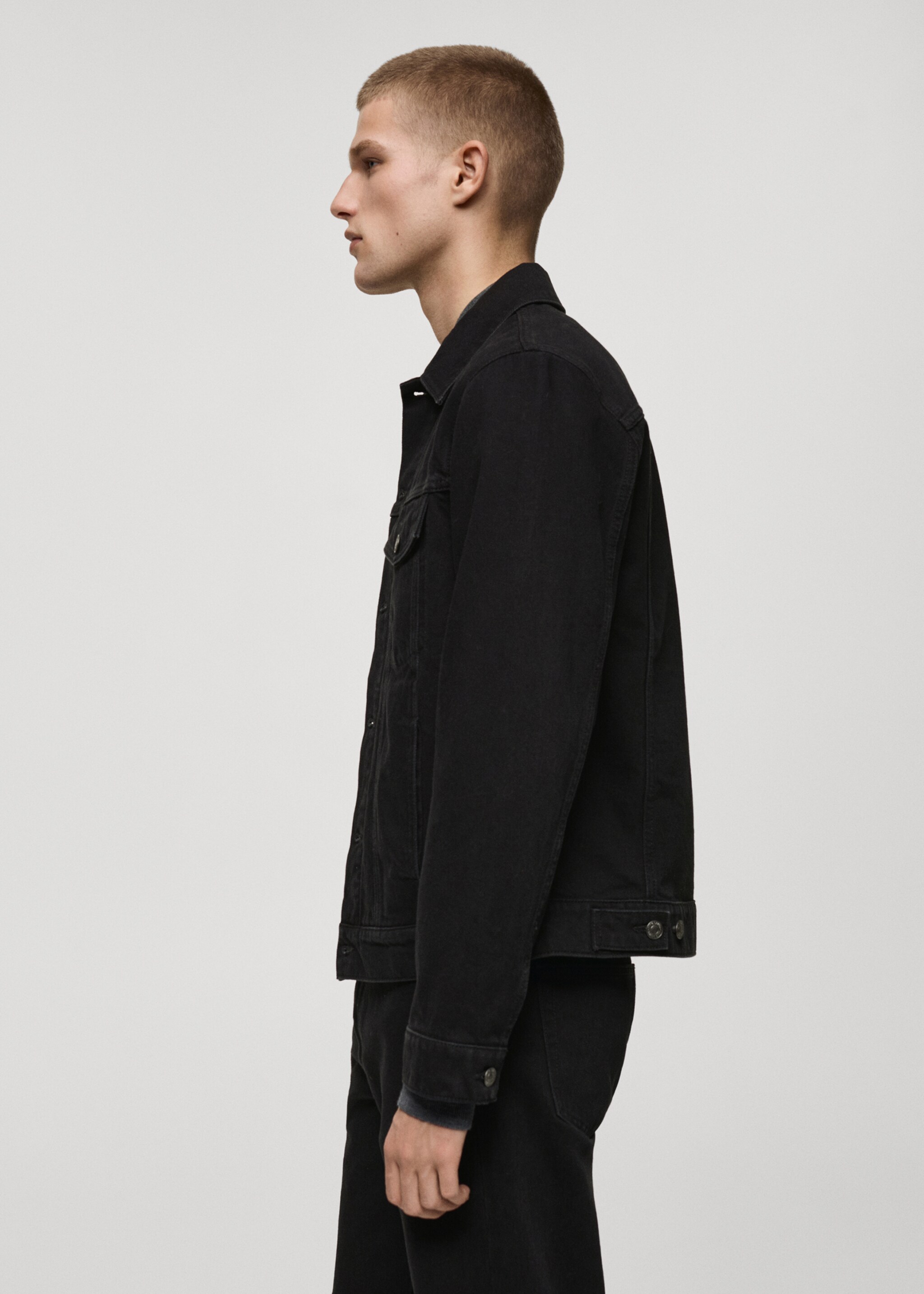 Jeansjacke mit Taschen - Detail des Artikels 2, Black denim. Ref: 87024398-00.