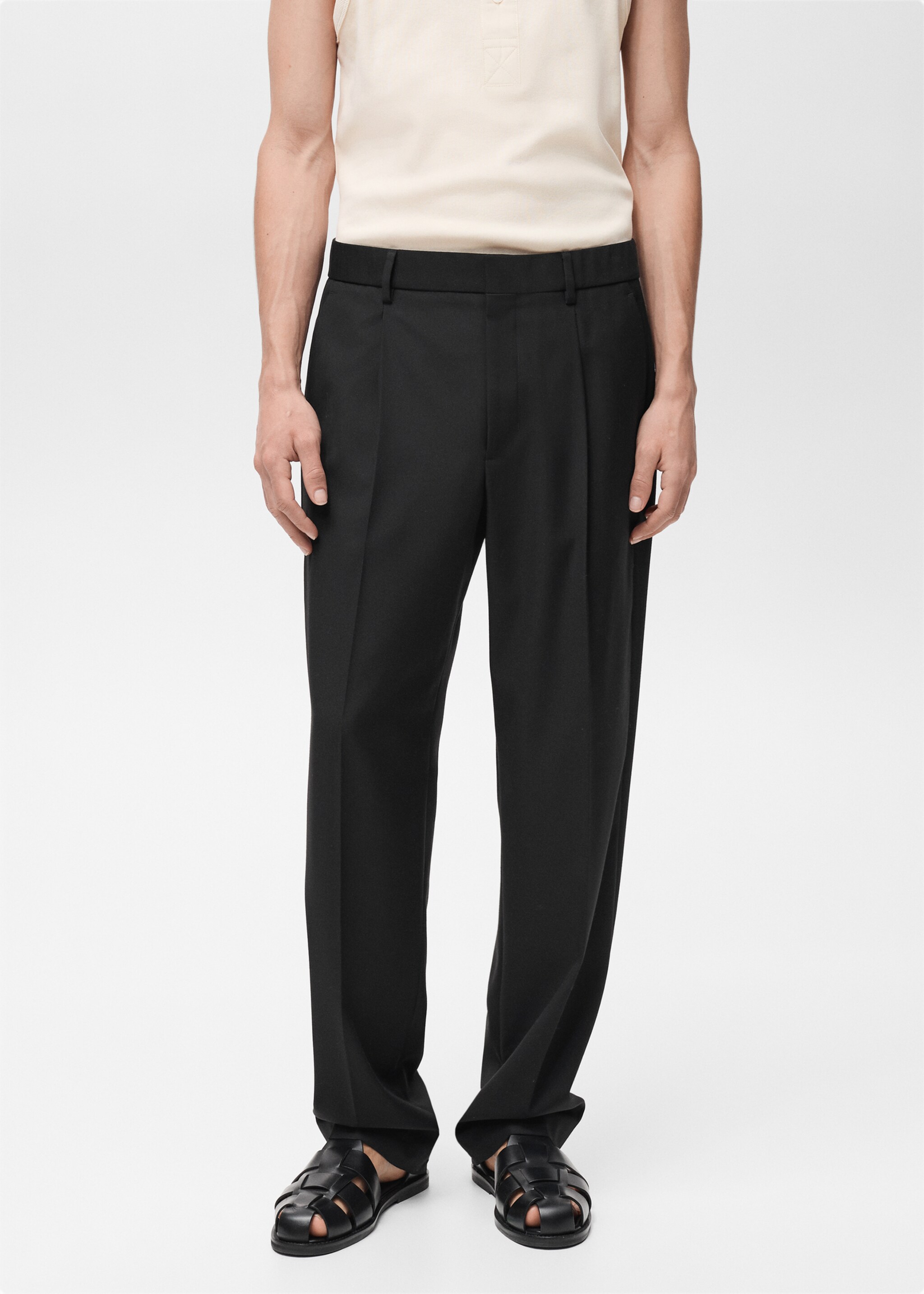 Pantalon costume relaxed-fit pinces - Plan moyen, Noir. Ref: 87024406-00.