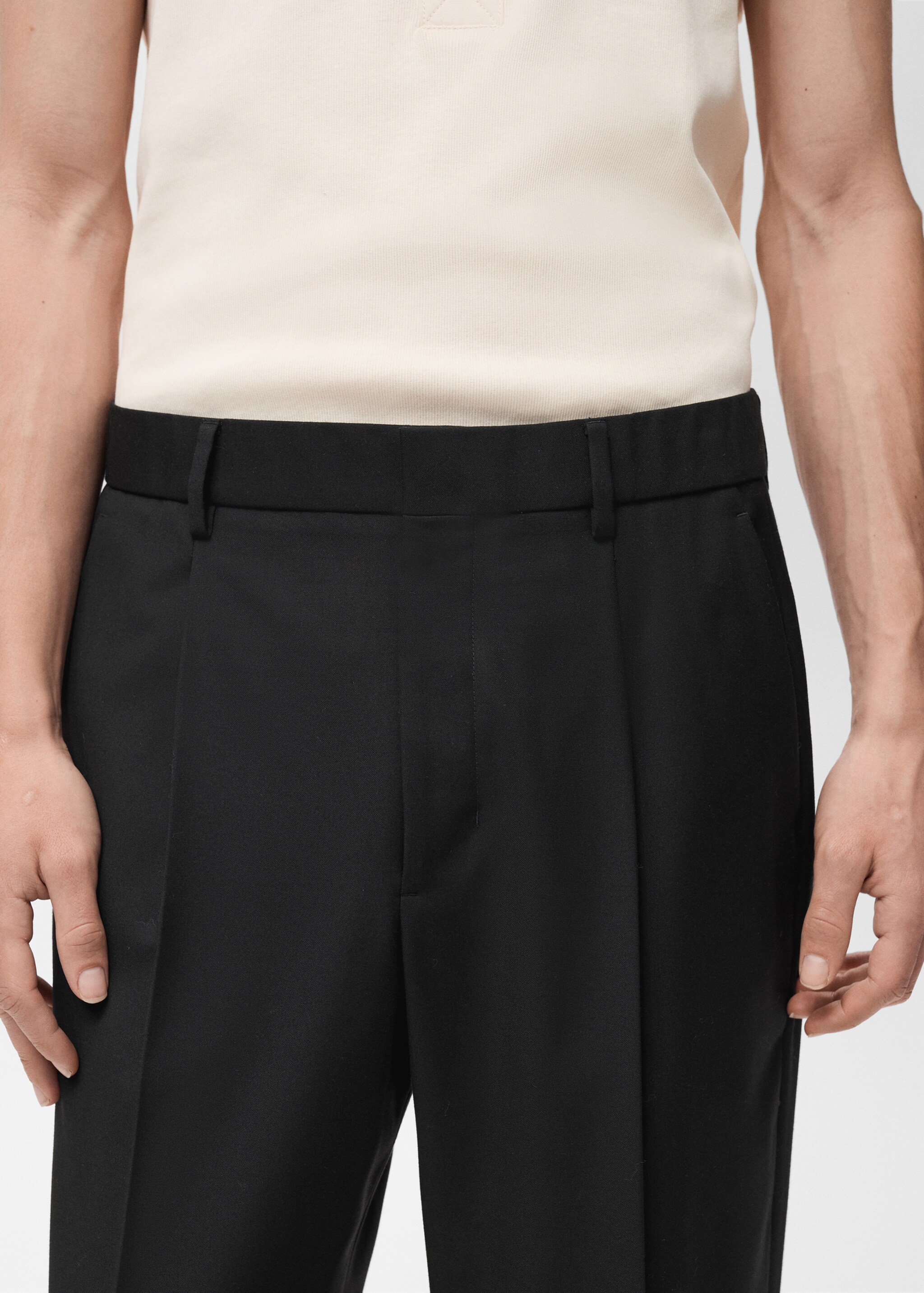 Pantalon costume relaxed-fit pinces - Détail de l'article 1, Noir. Ref: 87024406-00.