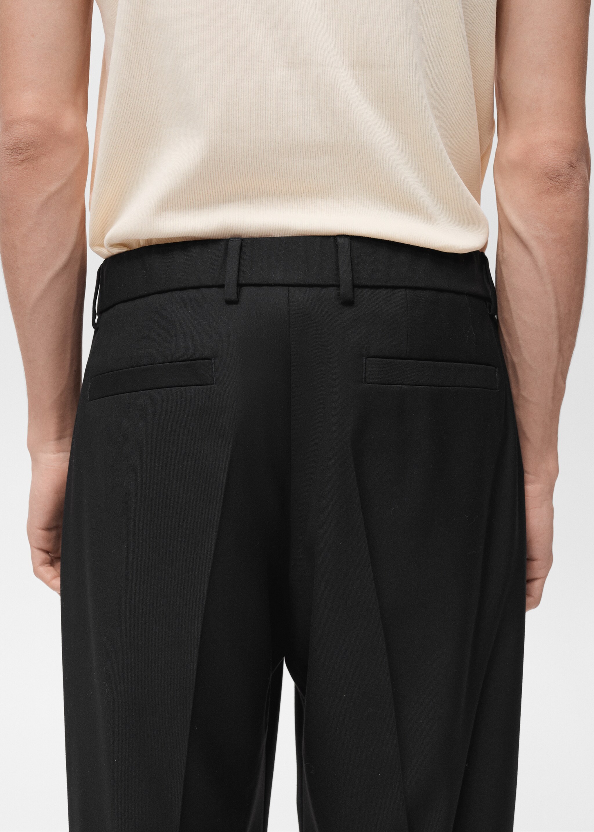 Pantalon costume relaxed-fit pinces - Détail de l'article 6, Noir. Ref: 87024406-00.