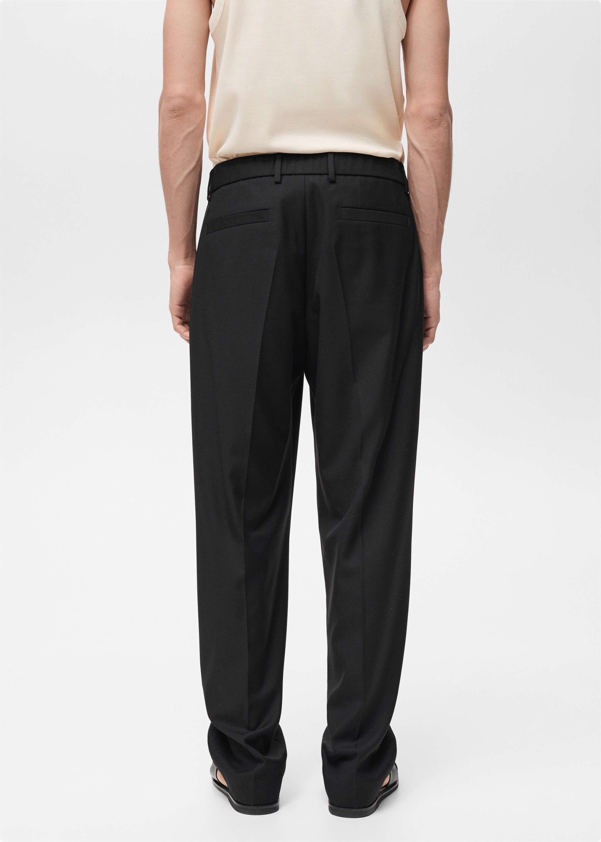 Pantalon costume relaxed-fit pinces - Verso de l’article, Noir. Ref: 87024406-00.