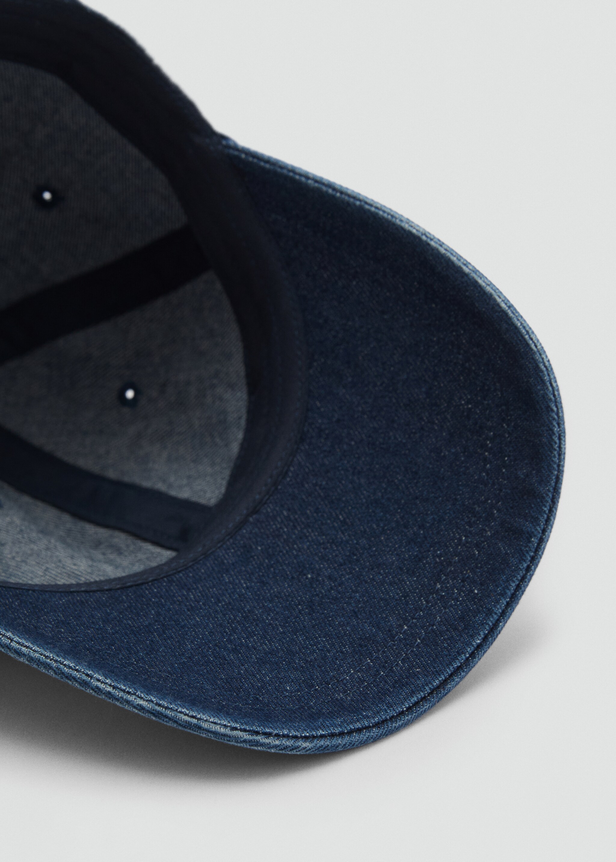 Denim cap with visor - Details of the article 2, Dark Blue. Ref: 87024409-00.
