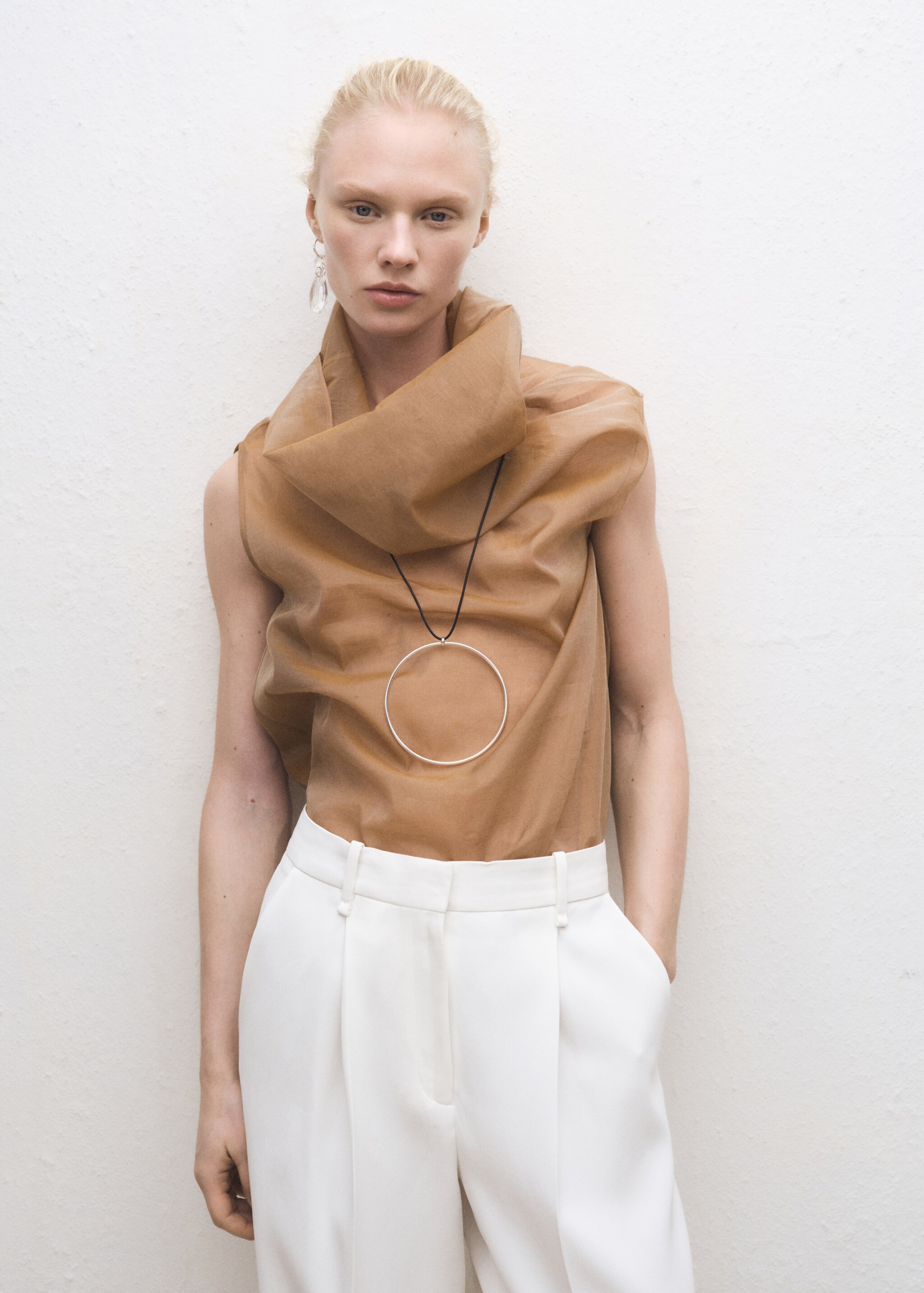 Seidenbluse mit asymmetrischem Kragen - Mittlere Ansicht, Mittelbraun. Ref: 87024419-00.