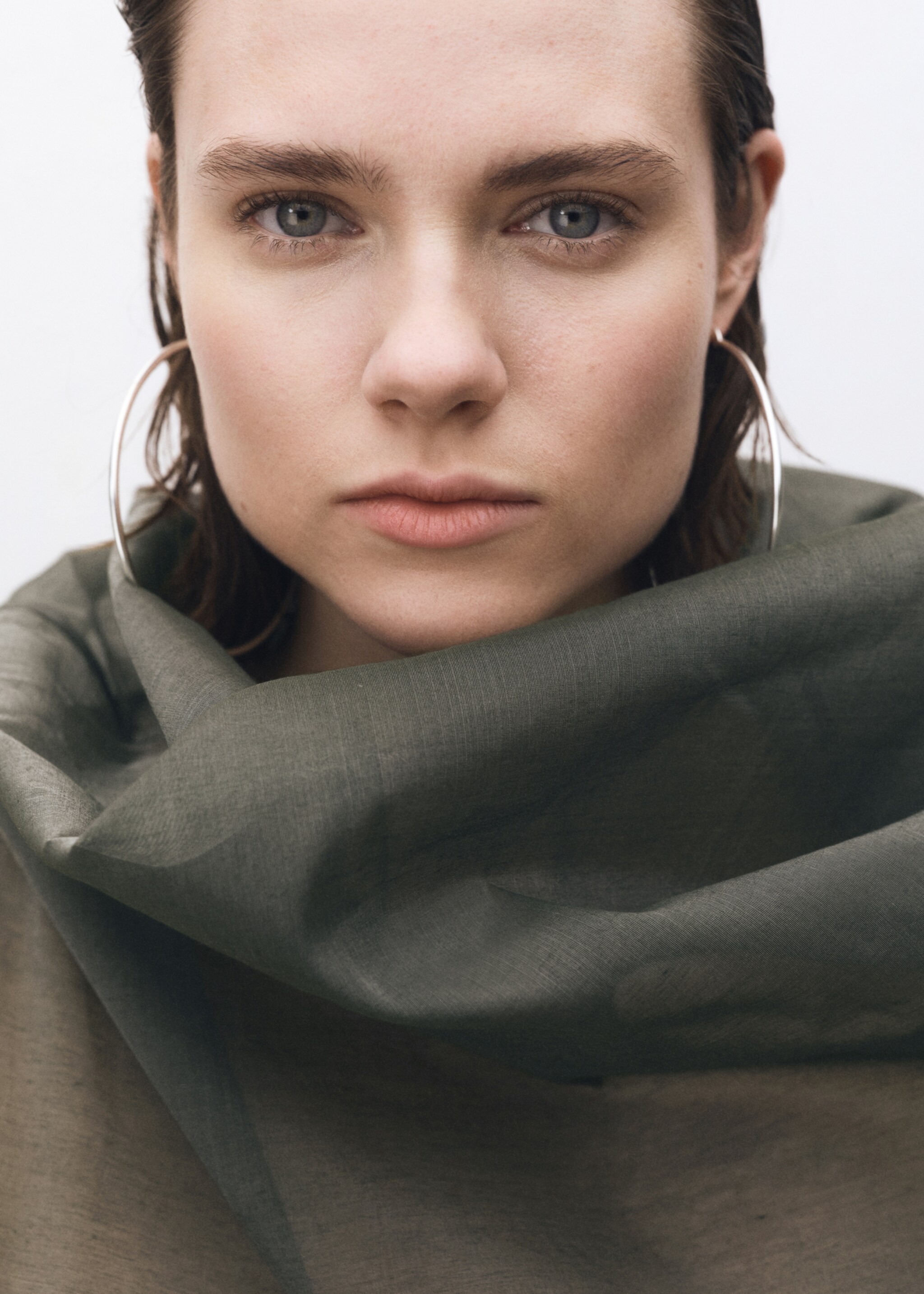 Seidenbluse mit asymmetrischem Kragen - Detail des Artikels 1, Waldgrün. Ref: 87024419-00.