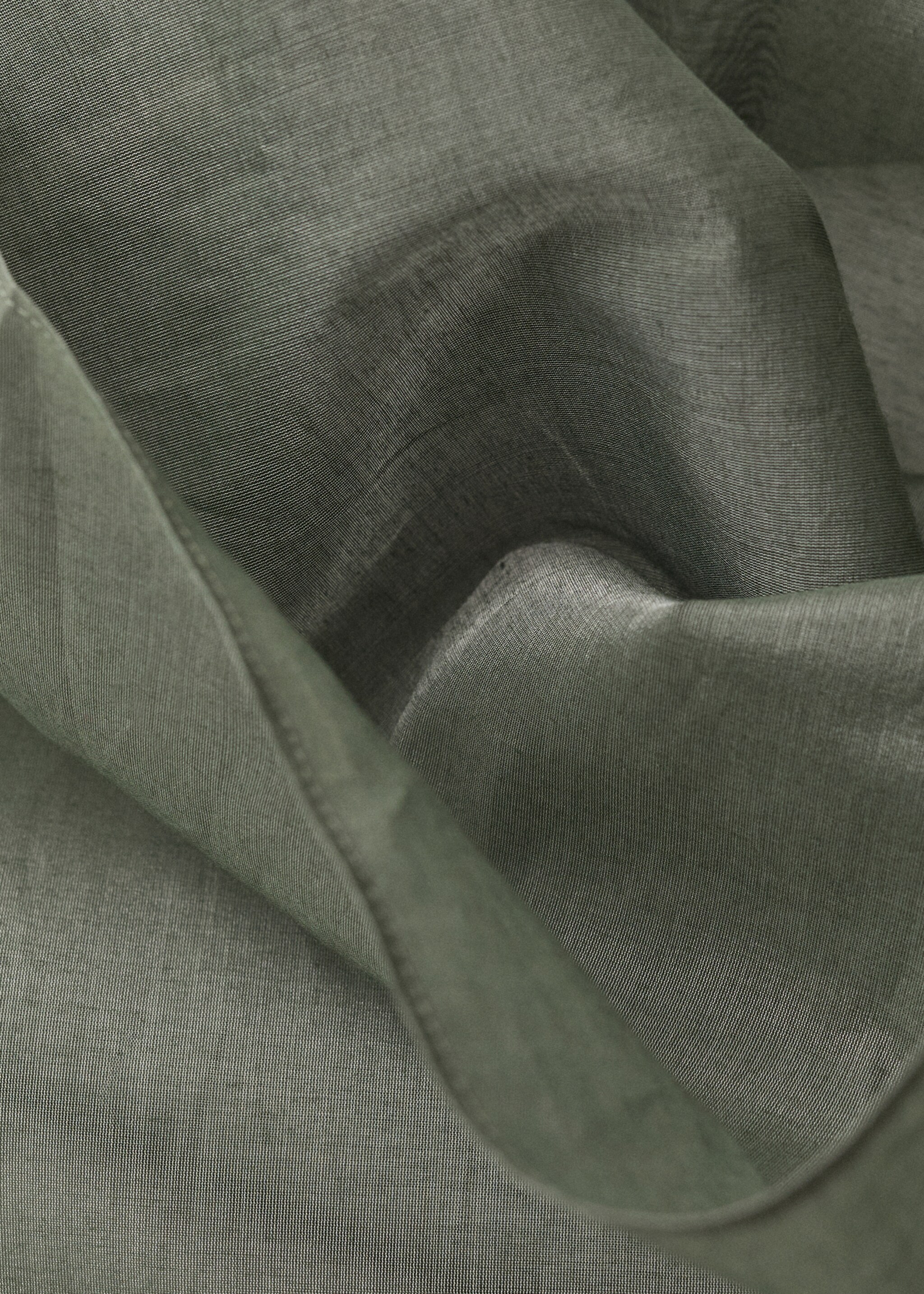 Seidenbluse mit asymmetrischem Kragen - Detail des Artikels 8, Waldgrün. Ref: 87024419-00.