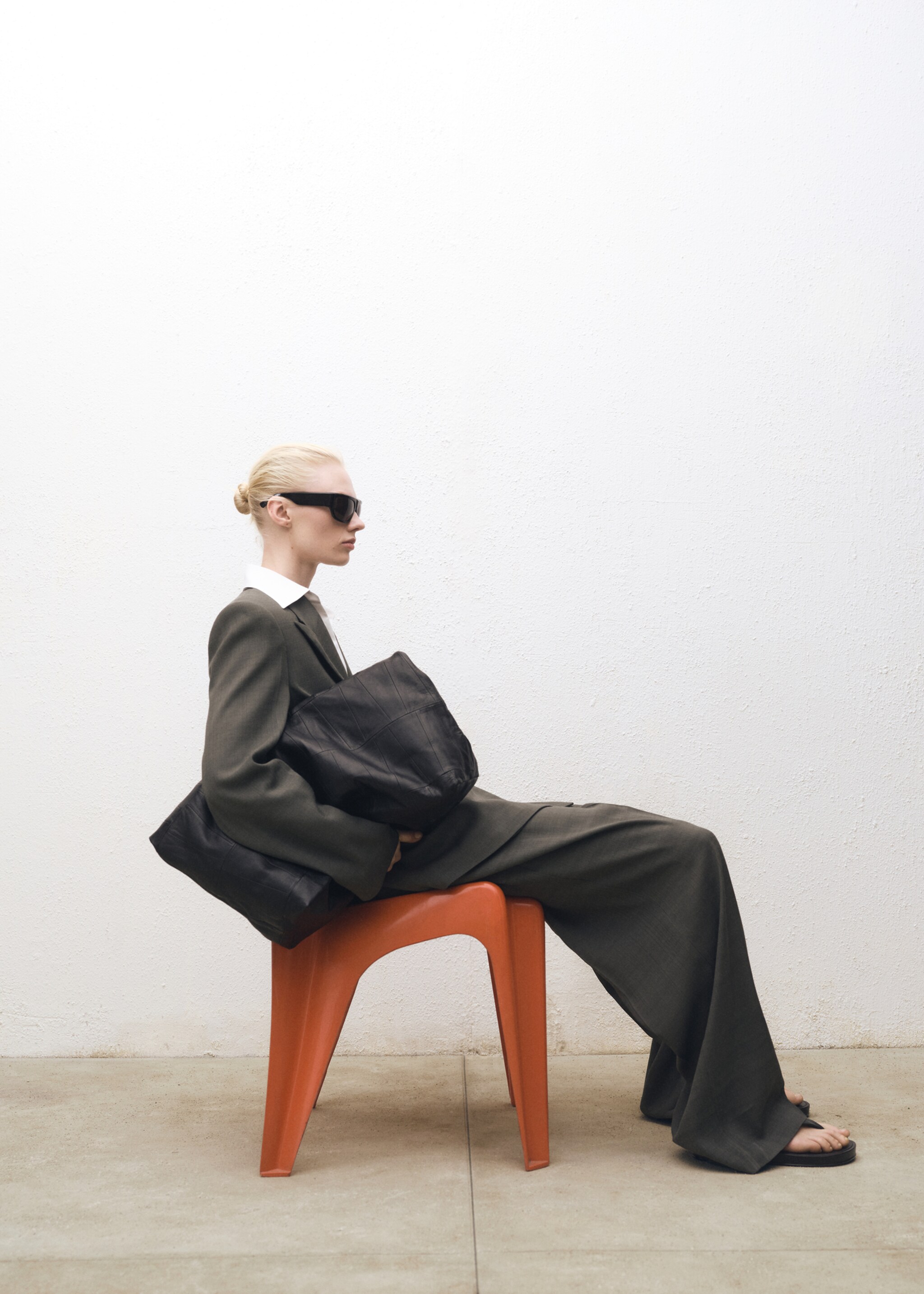 Suit trousers with belt clips - Details of the article 6, Khaki. Ref: 87024421-00.