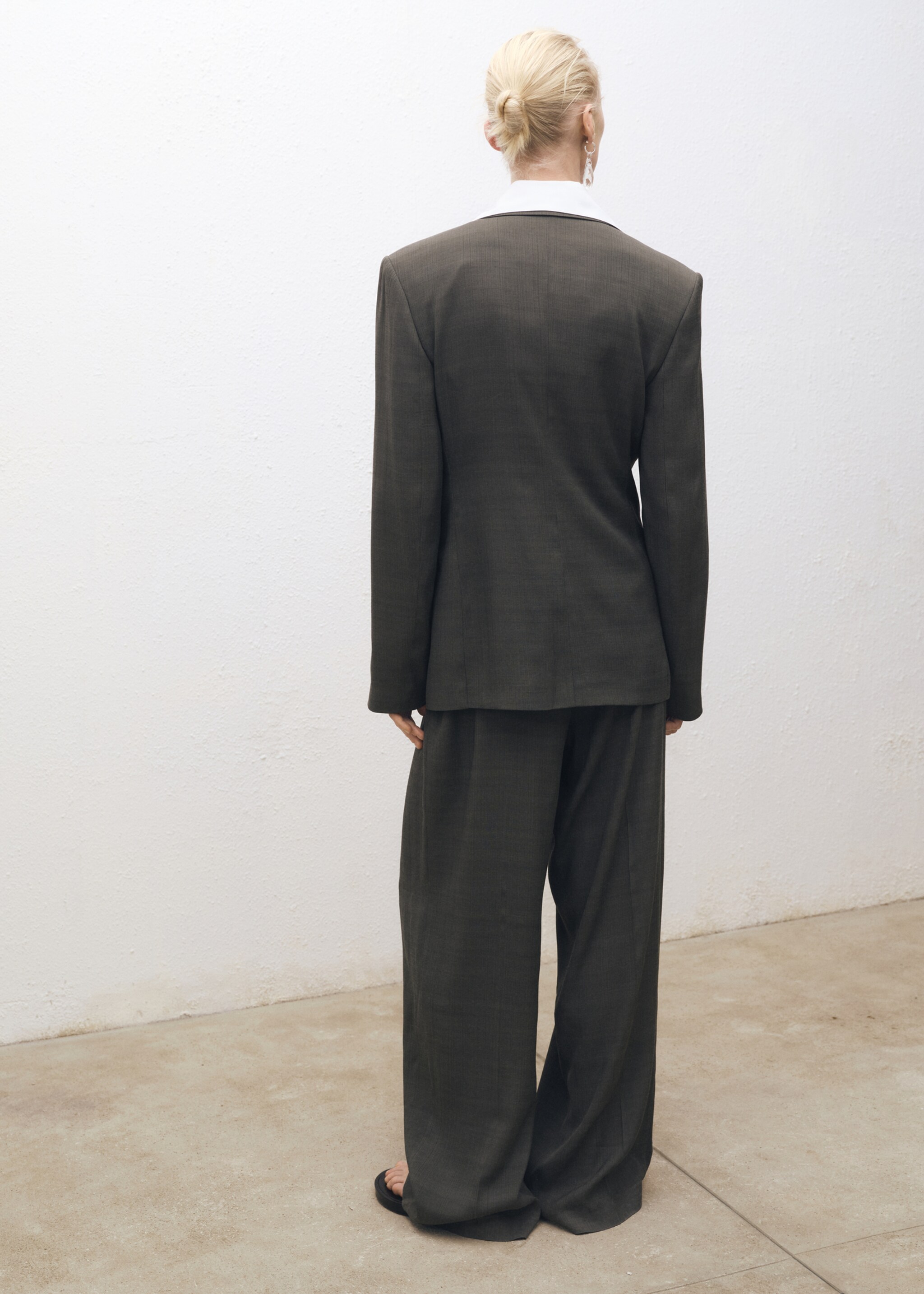 Suit trousers with belt clips - Reverse of the article, Khaki. Ref: 87024421-00.