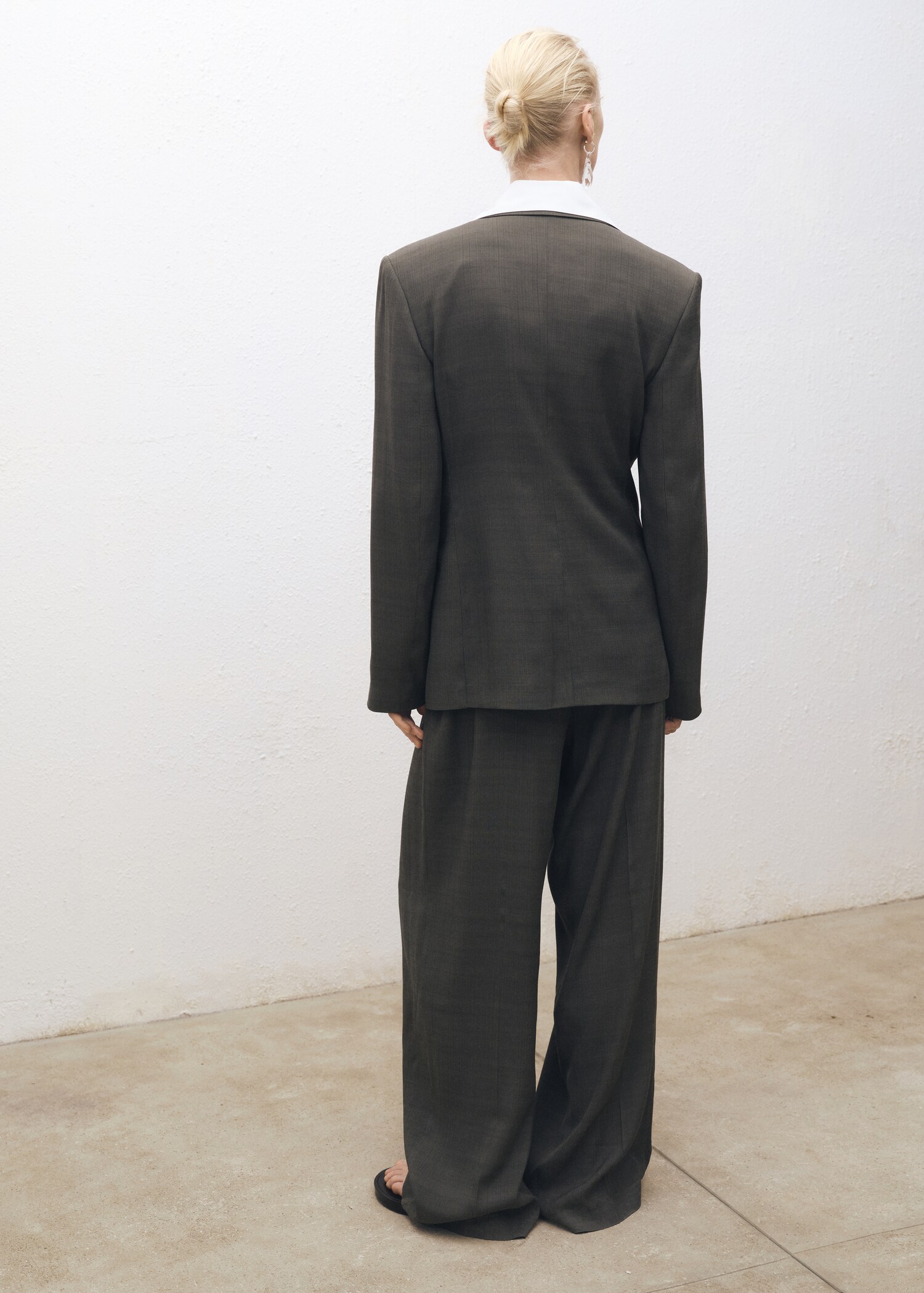 Suit trousers with belt clips - Reverse of the article