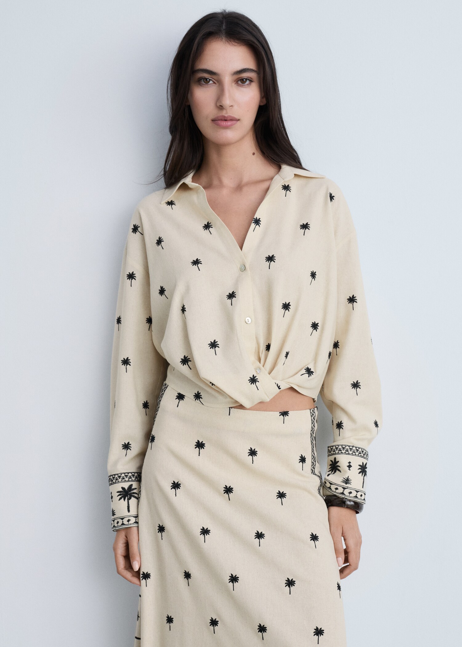 Falda evasé bordada - Plano medio