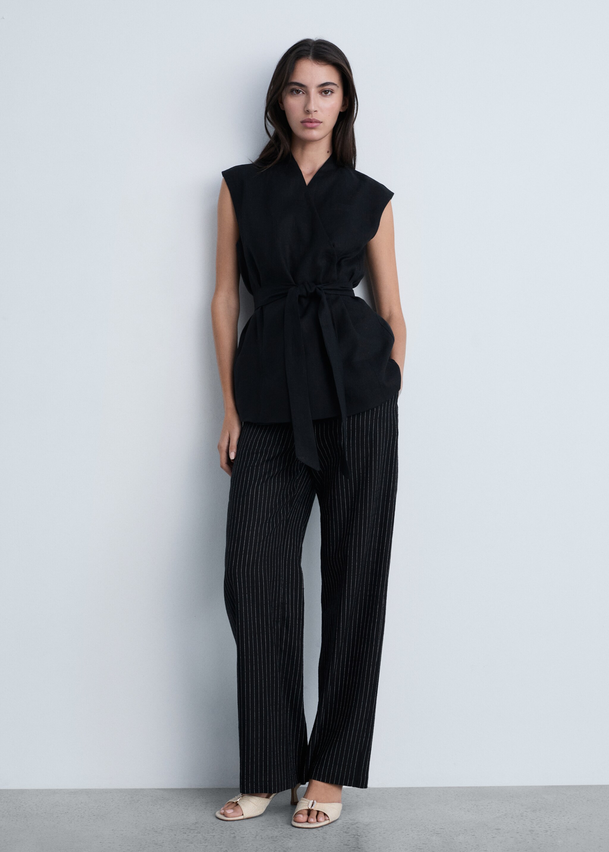 Gerade geschnittene Streifenhose - Detail des Artikels 2, Schwarz. Ref: 87024780-00.