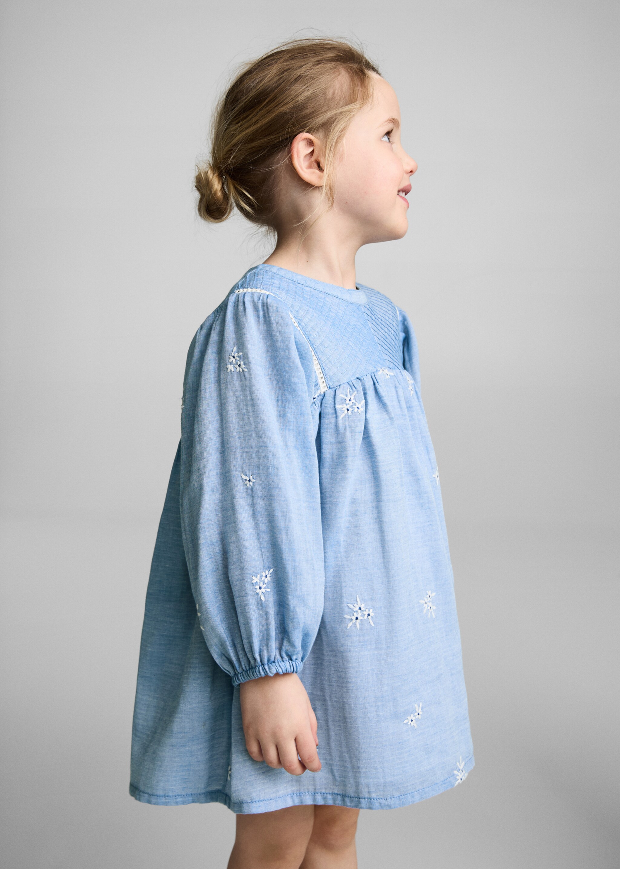 Bawełniana sukienka z haftem - Plan średni, Błękitny. Ref: 87024797-00.