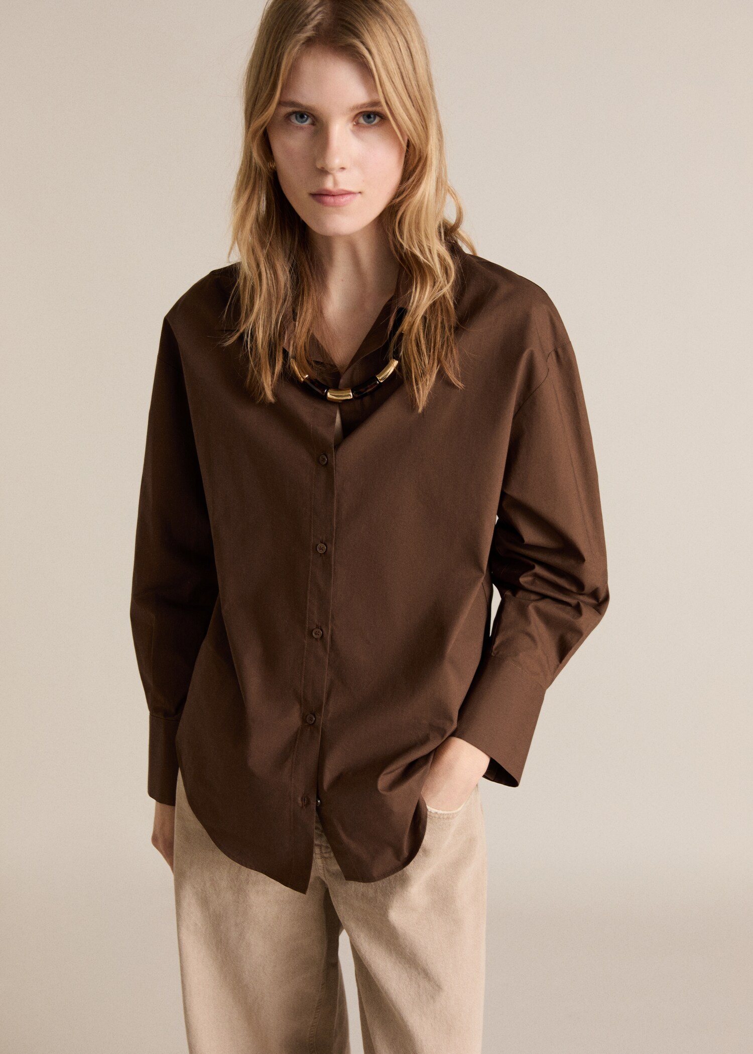 Rak skjorta i 100 % bomull - Bild av mittparti