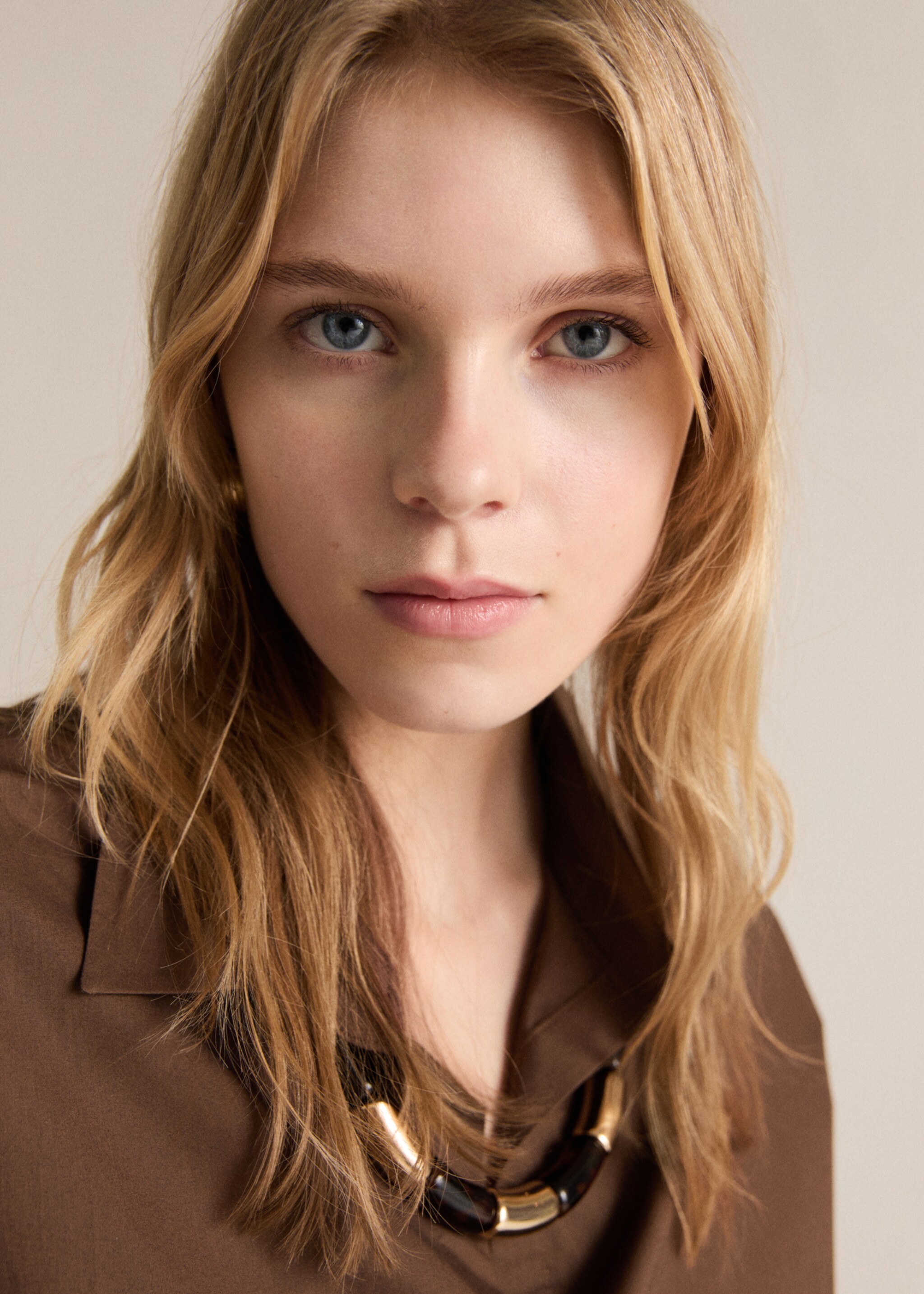 Rak skjorta i 100 % bomull - Detaljer om artikeln 1, Brun. Ref: 87024802-00.