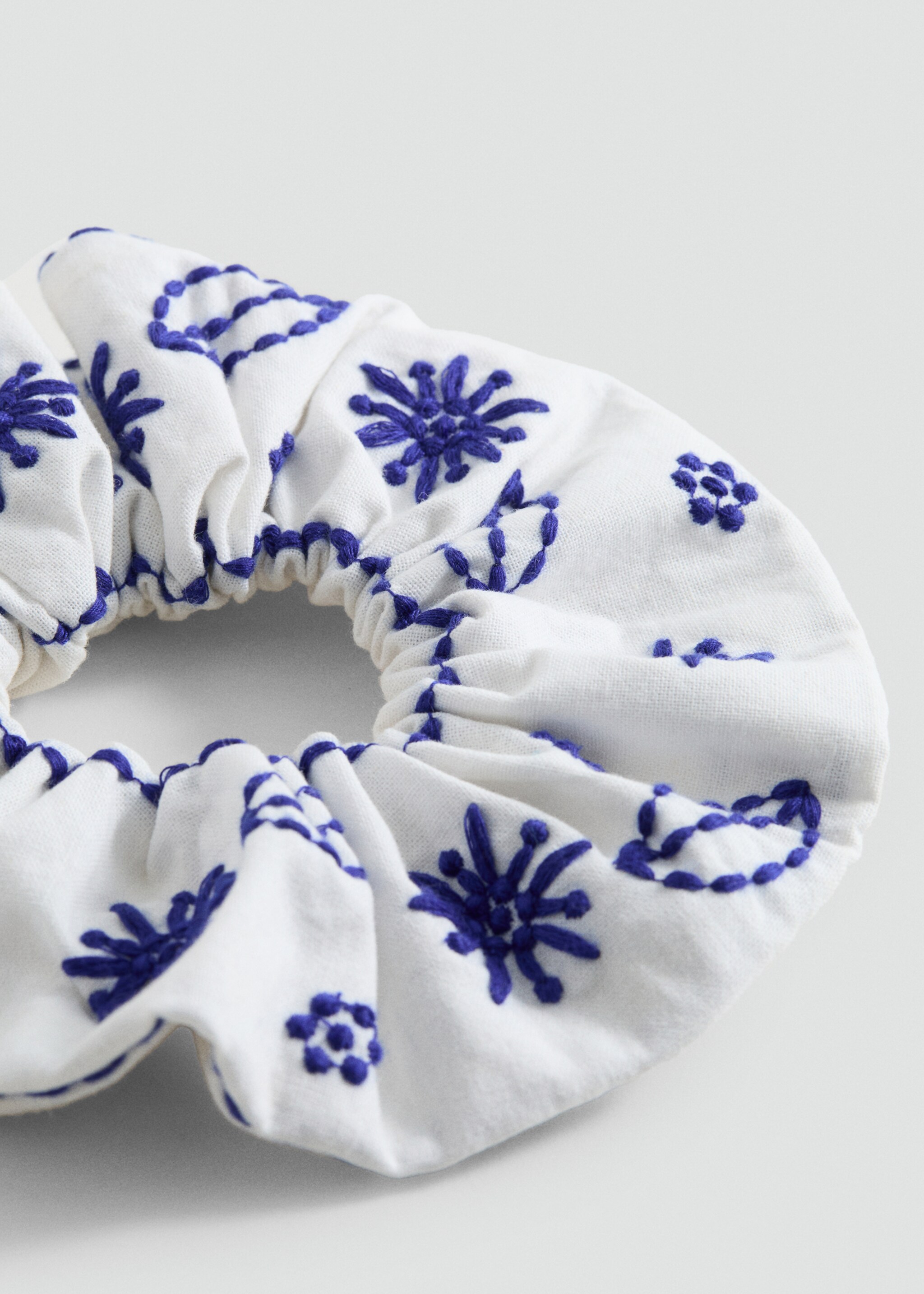 Élastique à cheveux broderie - Plan moyen, Bleu. Ref: 87025146-00.