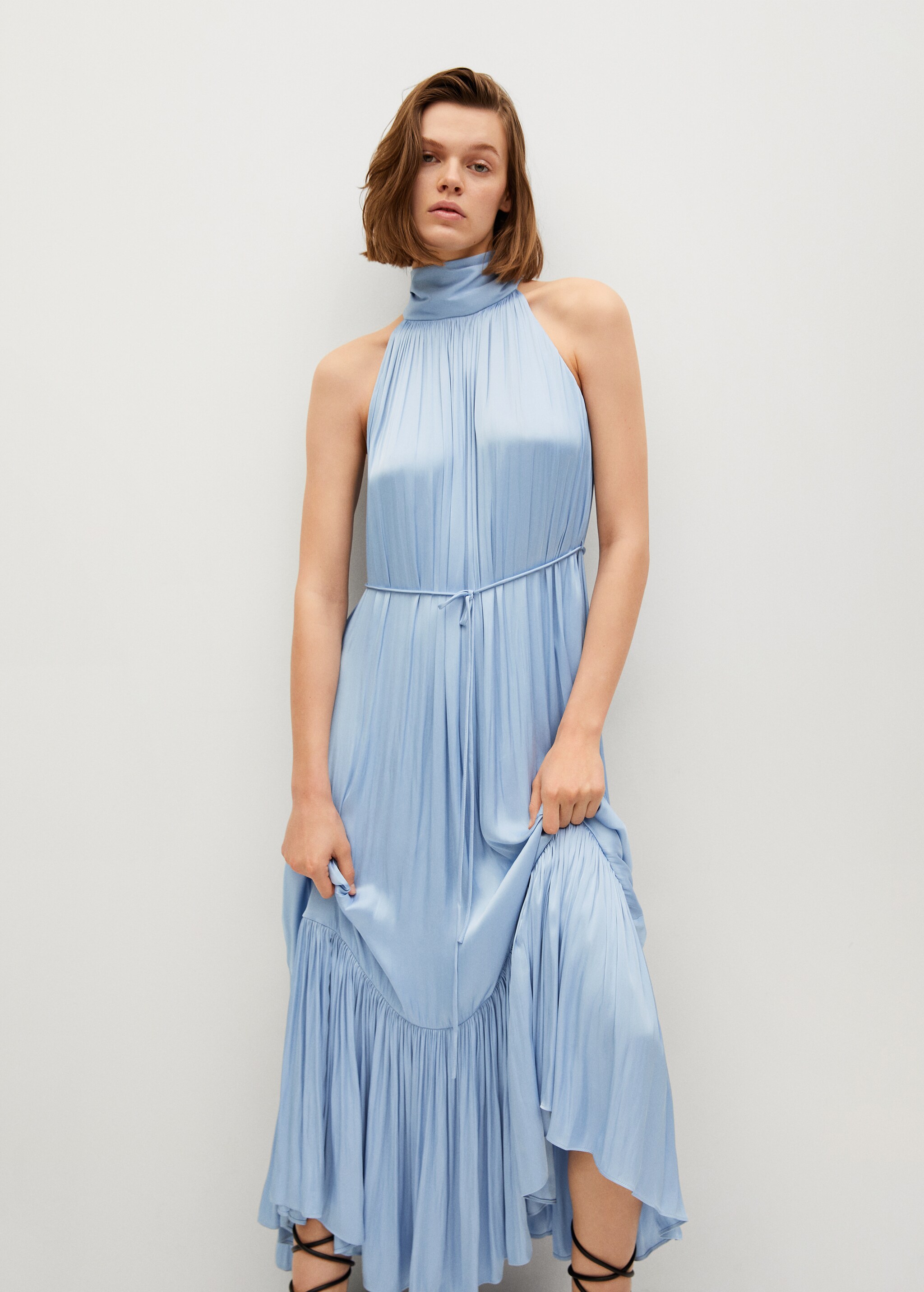 Vestido plisado satinado - Plano medio