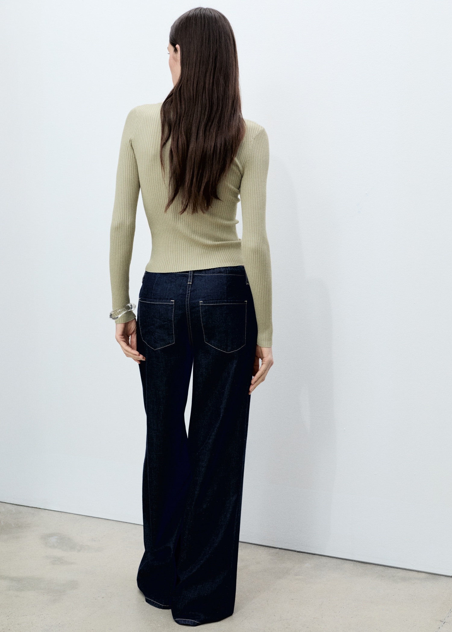 Knitted ribbed sweater - Reverse of the article