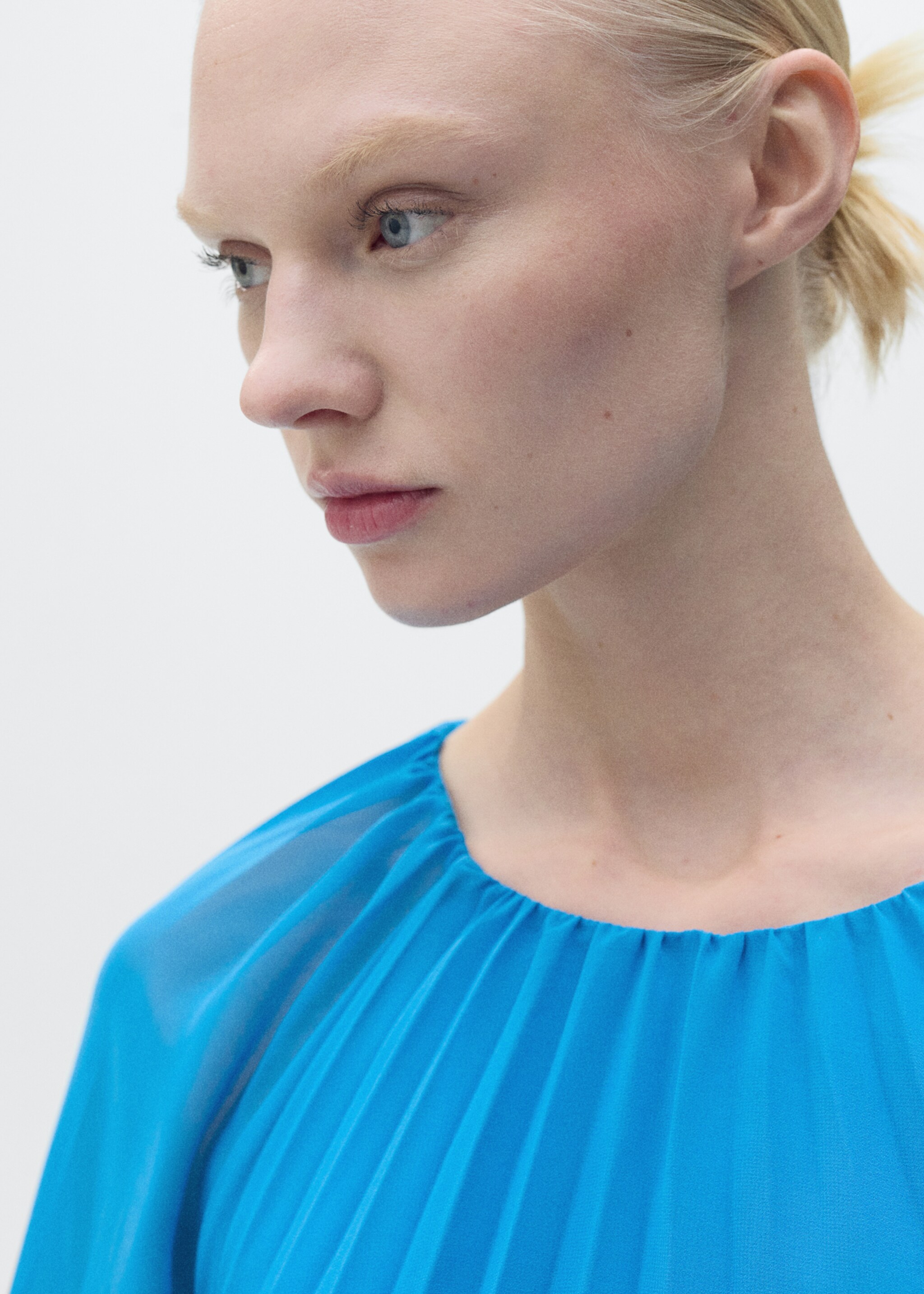 Flared-sleeve pleated dress - Details of the article 1, Blue. Ref: 87025757-00.