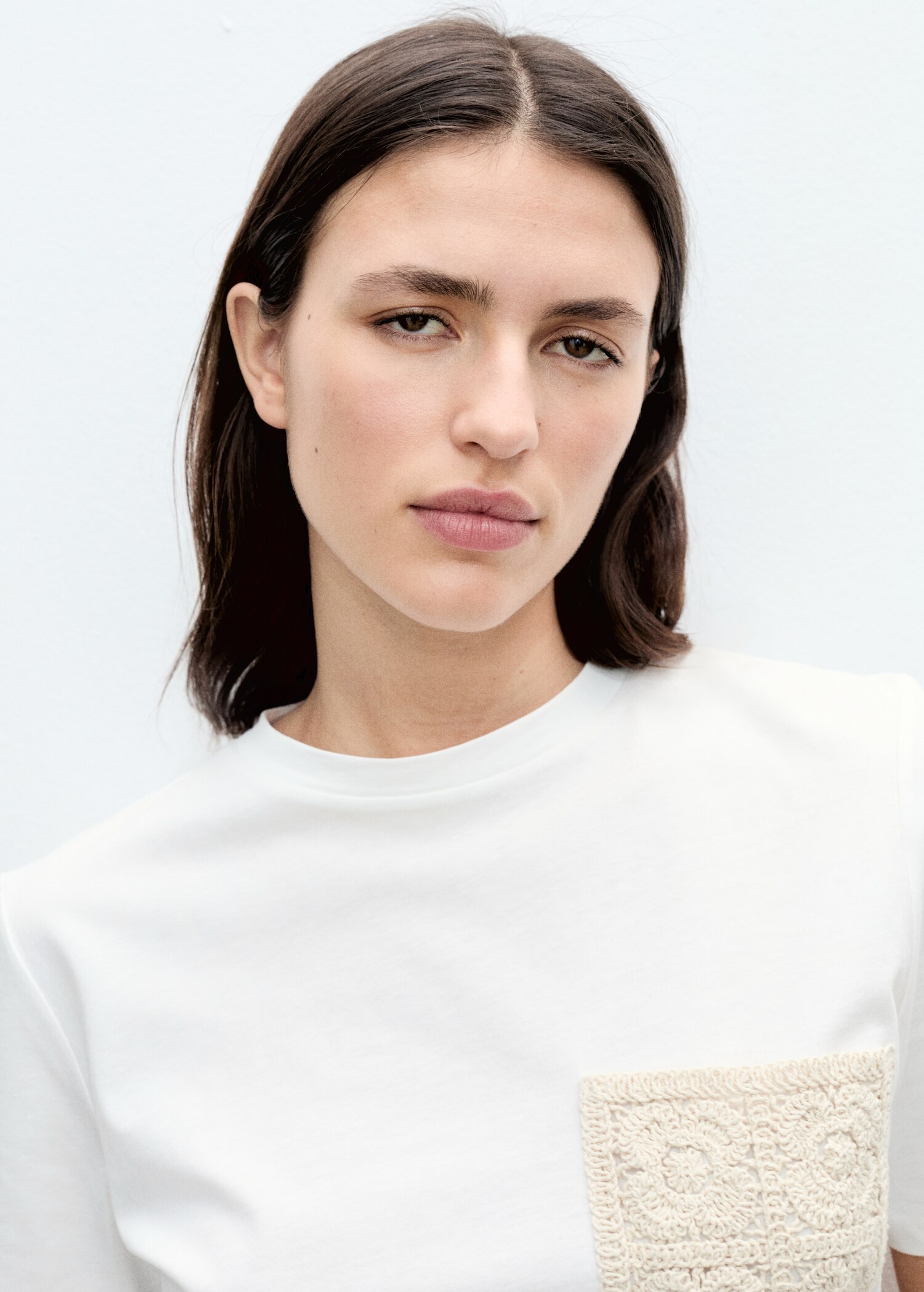 Short-sleeved t-shirt with crochet pocket - Details of the article 1