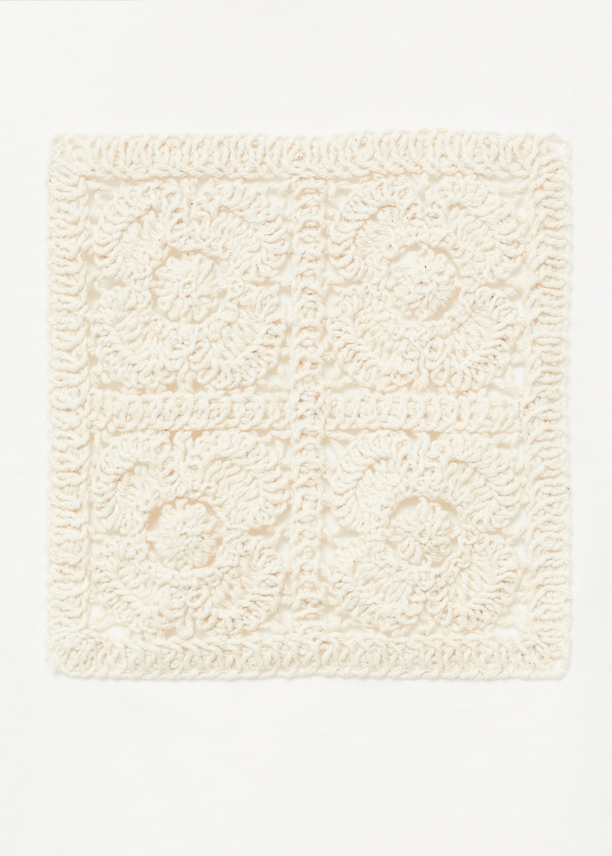 Short-sleeved t-shirt with crochet pocket - Details of the article 8, White. Ref: 87025762-00.