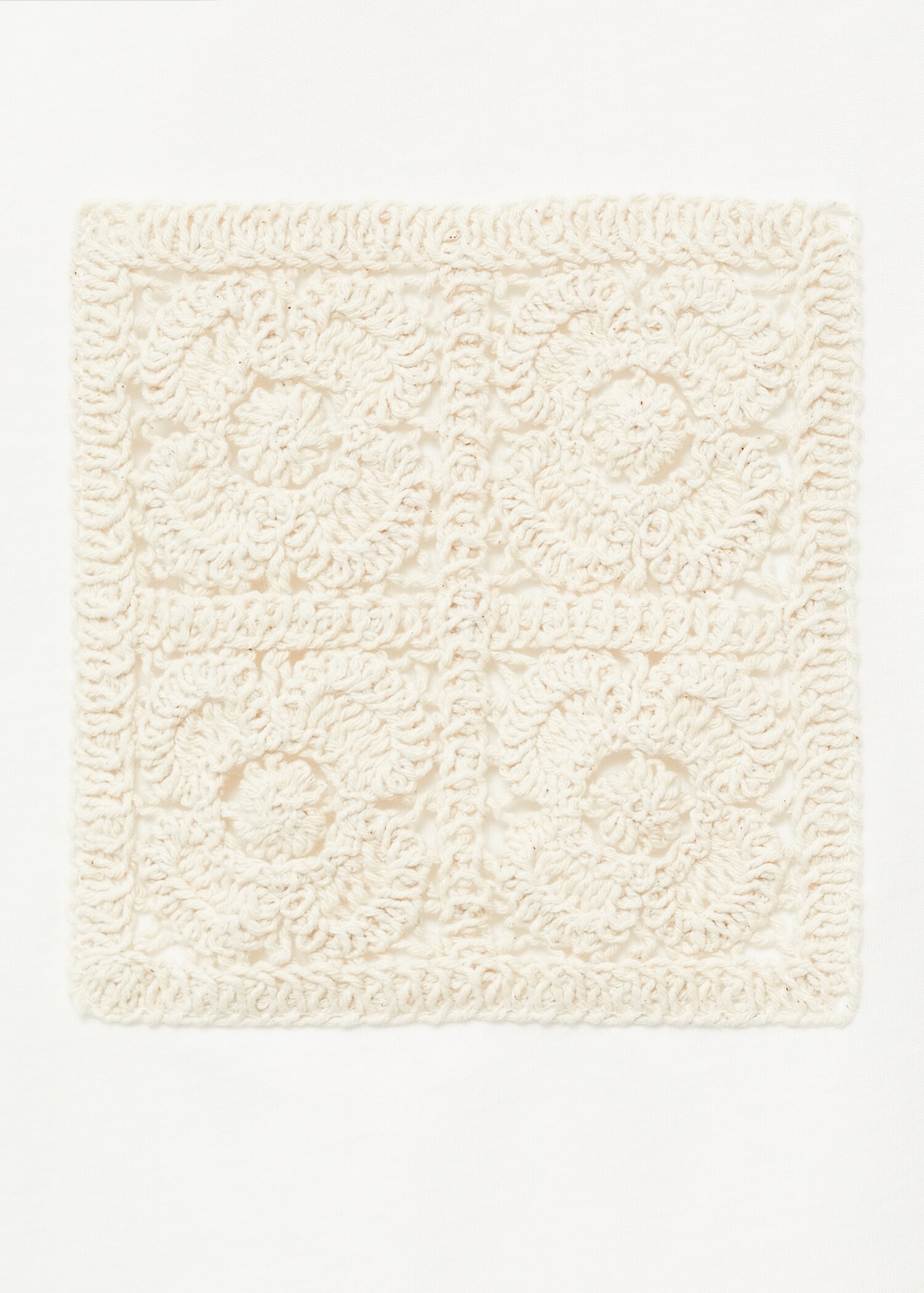 Short-sleeved t-shirt with crochet pocket - Details of the article 8