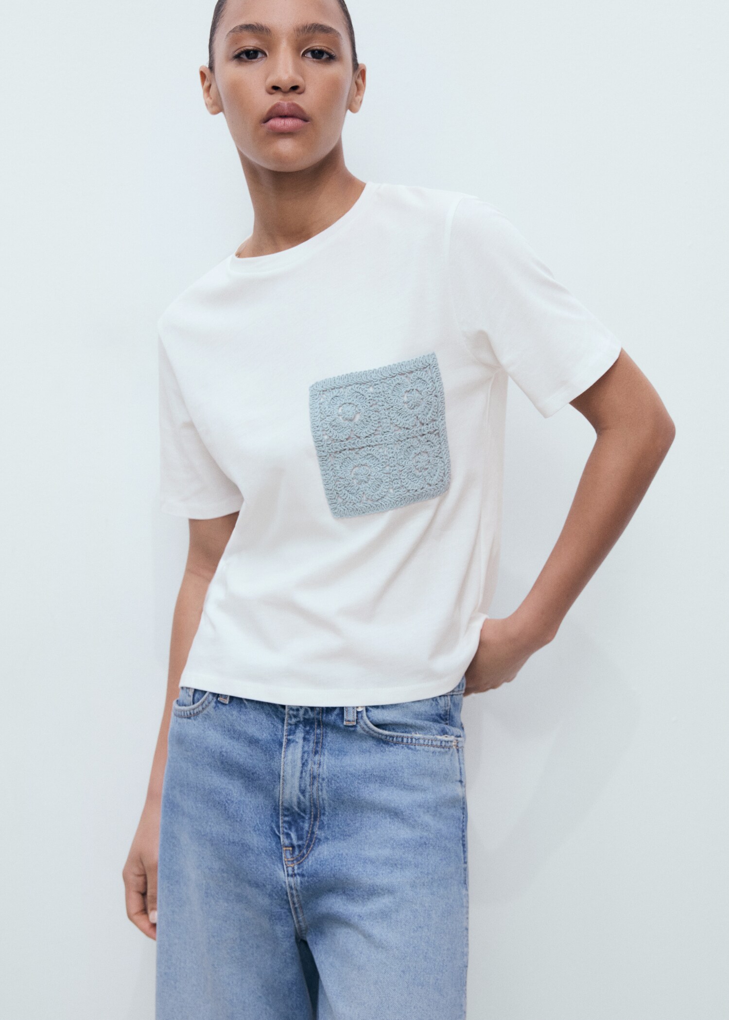 Short-sleeved t-shirt with crochet pocket - Medium plane