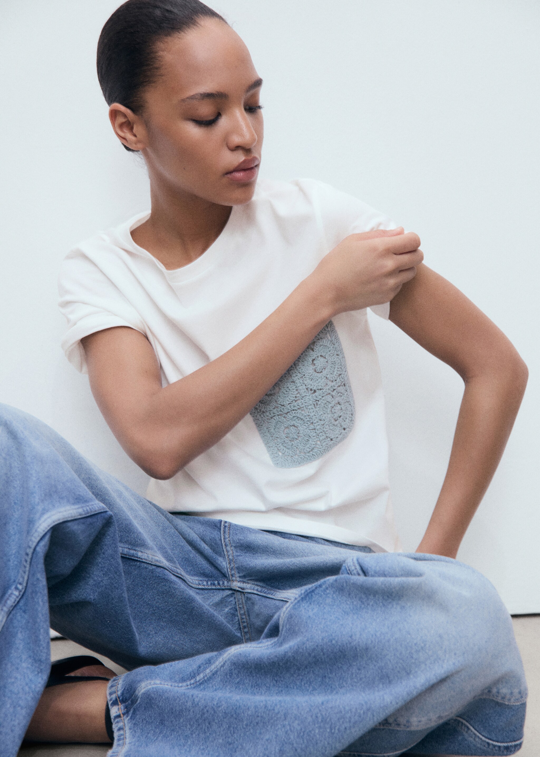 Short-sleeved t-shirt with crochet pocket - Details of the article 2, Ecru. Ref: 87025762-00.