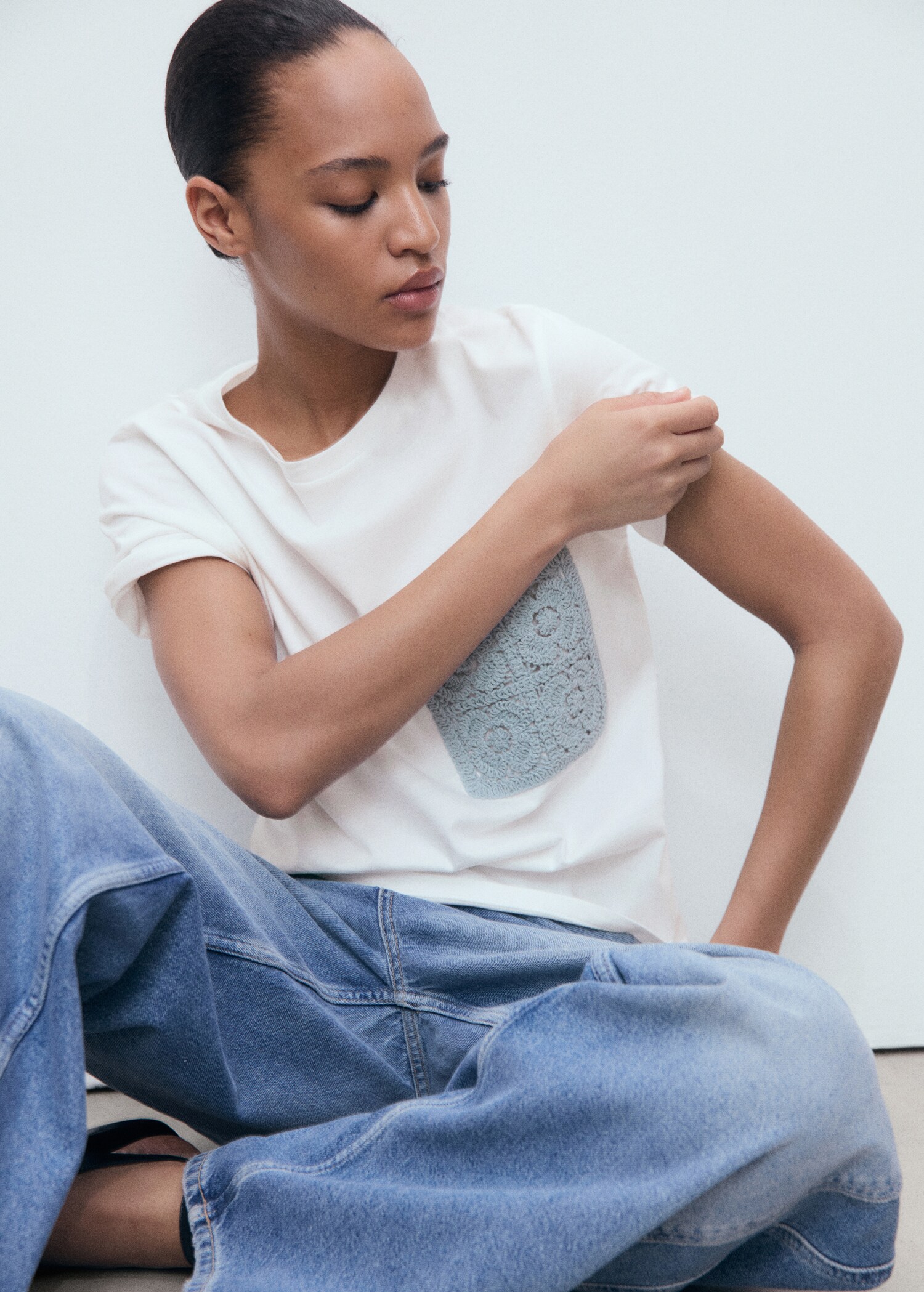 Short-sleeved t-shirt with crochet pocket - Details of the article 2