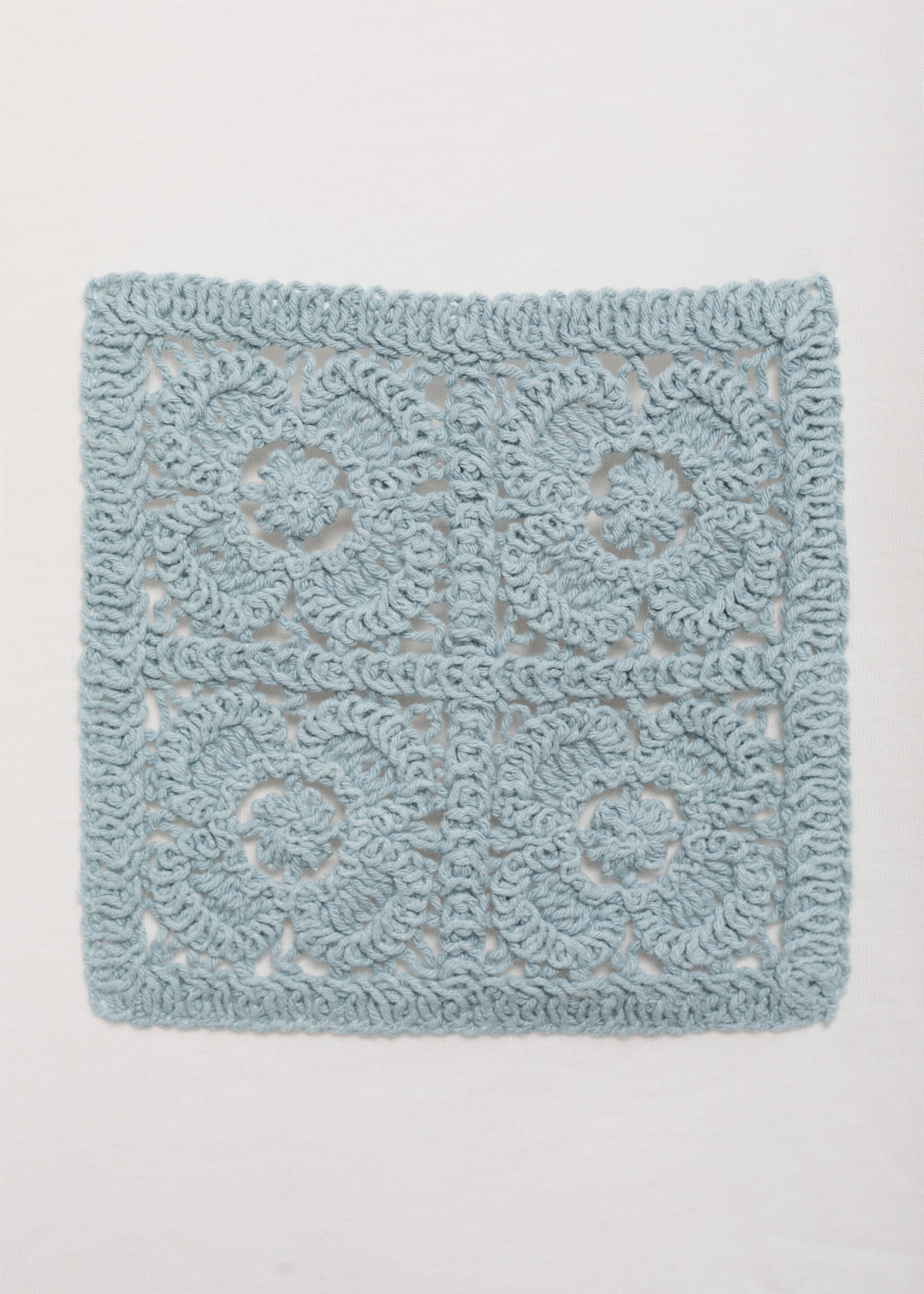 Short-sleeved t-shirt with crochet pocket - Details of the article 8, Ecru. Ref: 87025762-00.