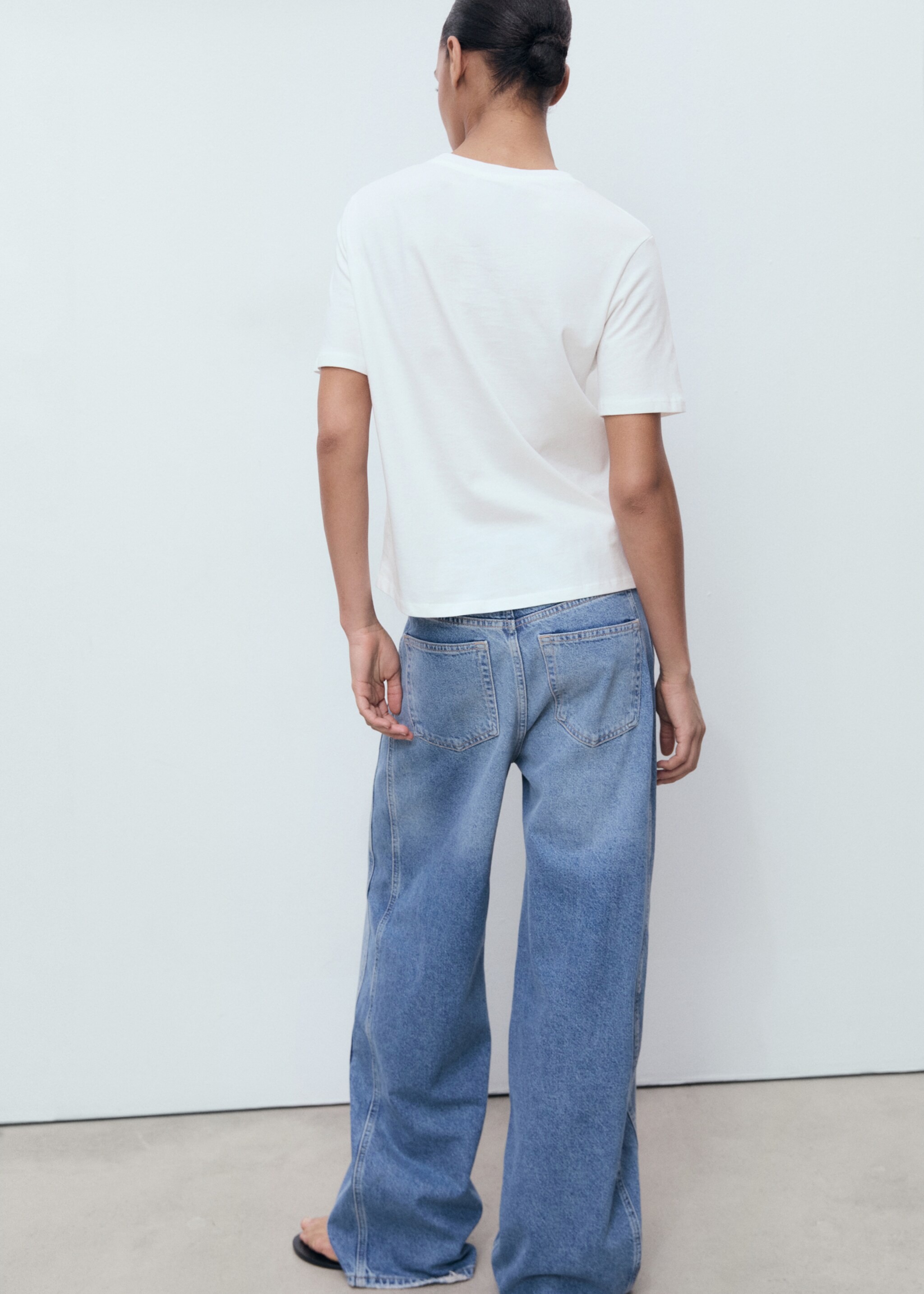 Short-sleeved t-shirt with crochet pocket - Reverse of the article, Ecru. Ref: 87025762-00.