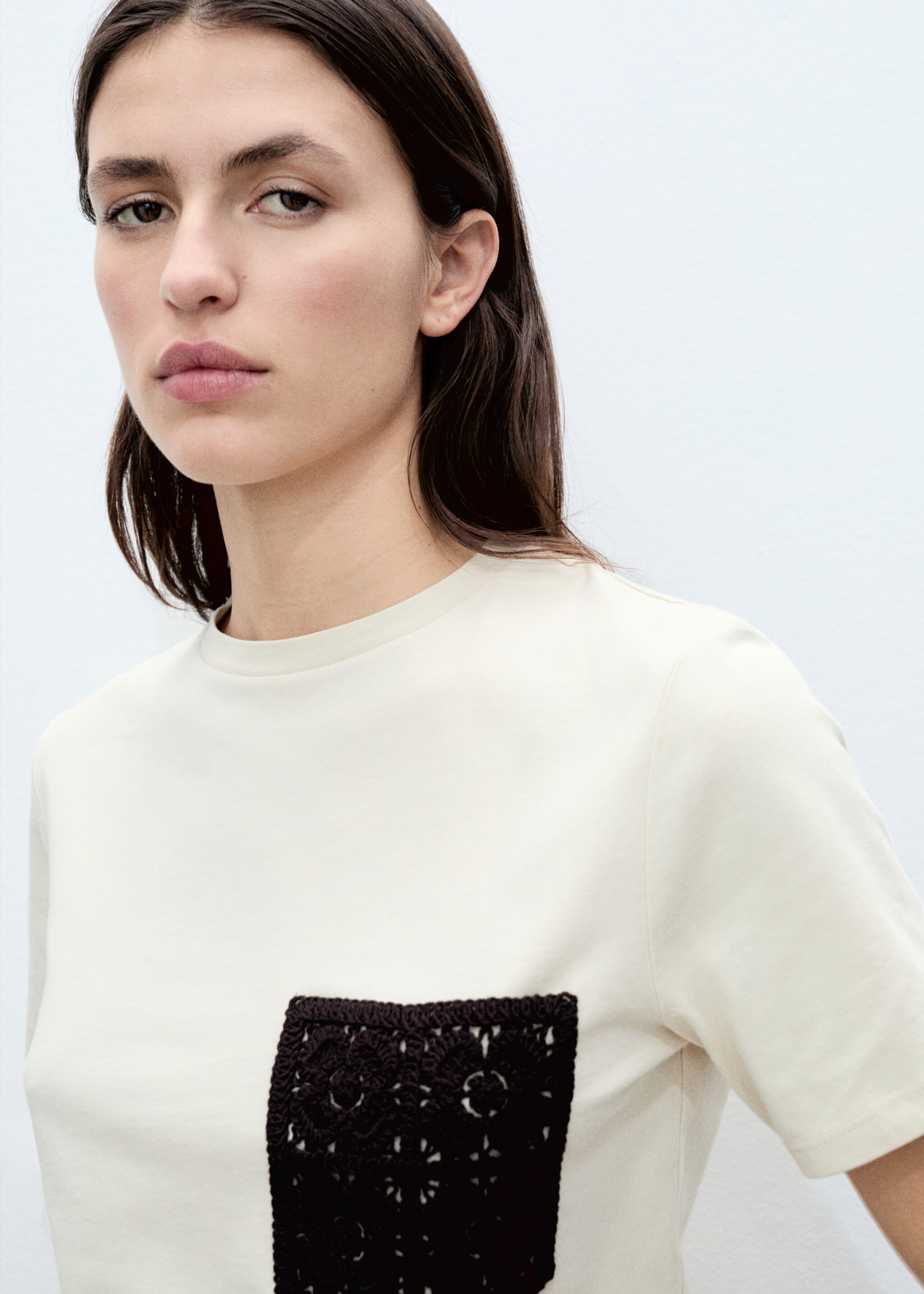 Κοντομάνικη μπλούζα με τσέπη κροσέ - Λεπτομέρεια του προϊόντος 1, Μπεζ . Ref: 87025762-00.