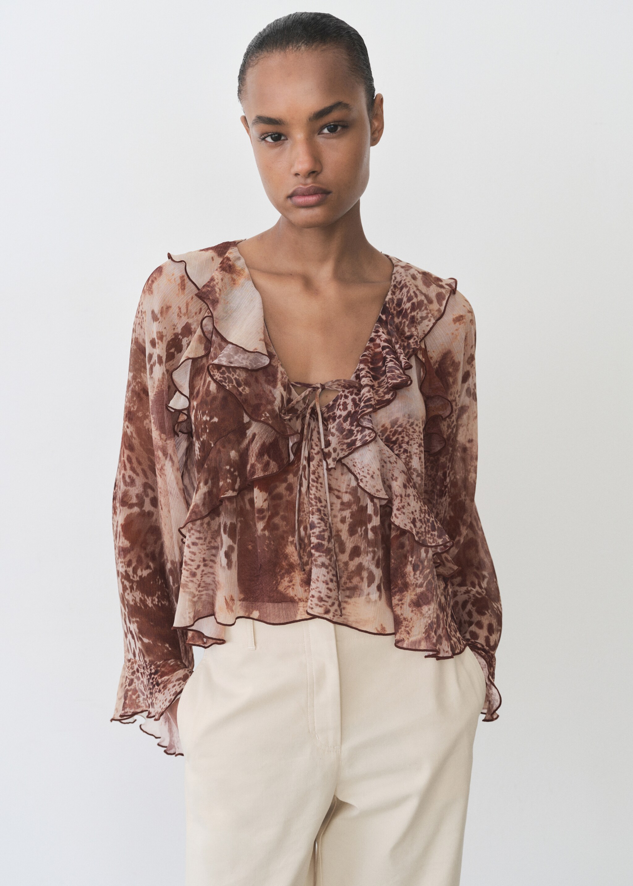 Bedrukte blouse met ruches en strikdetail - Middenvlak, Bruin. Ref: 87025765-00.