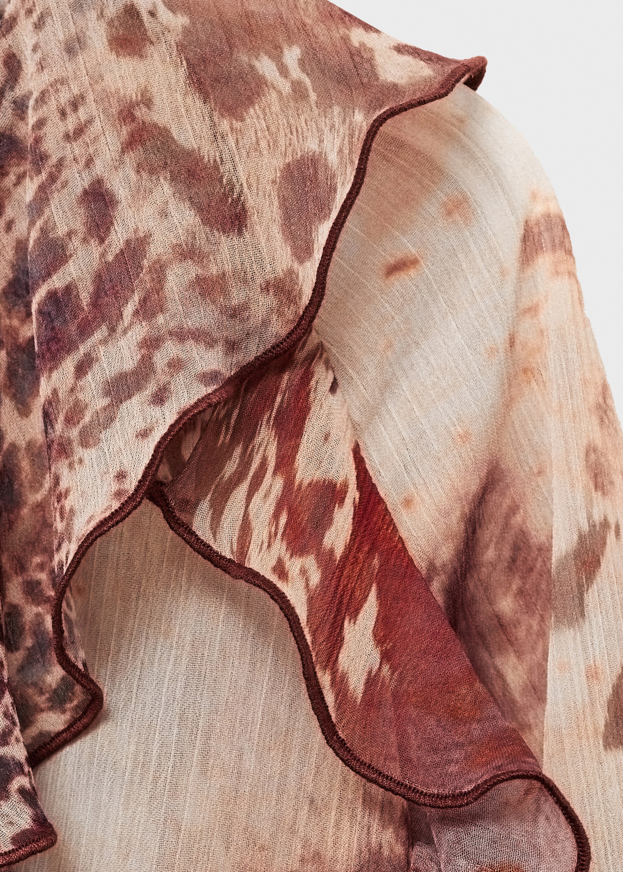 Bedrukte blouse met ruches en strikdetail - Detail van het artikel 0, Bruin. Ref: 87025765-00.