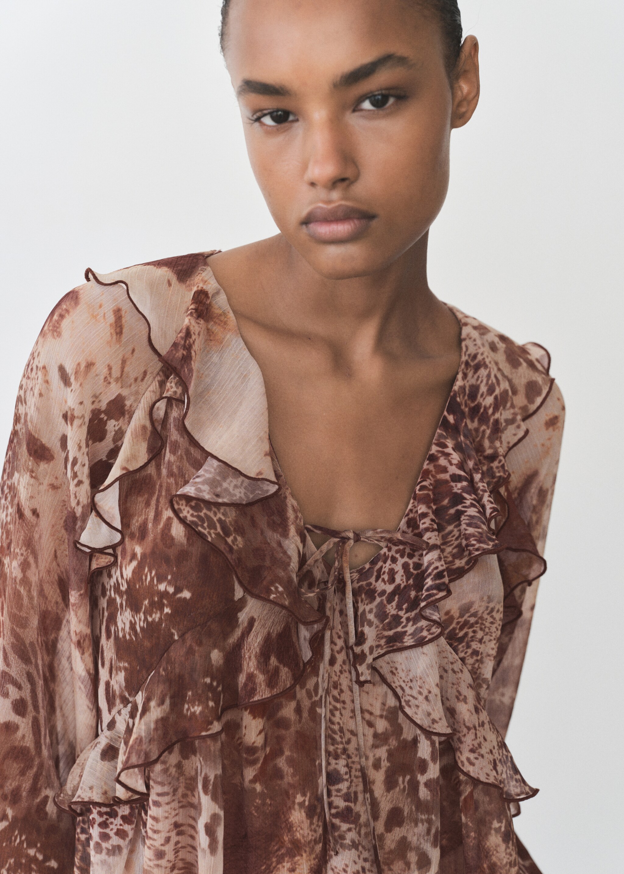 Bedrukte blouse met ruches en strikdetail - Detail van het artikel 1, Bruin. Ref: 87025765-00.