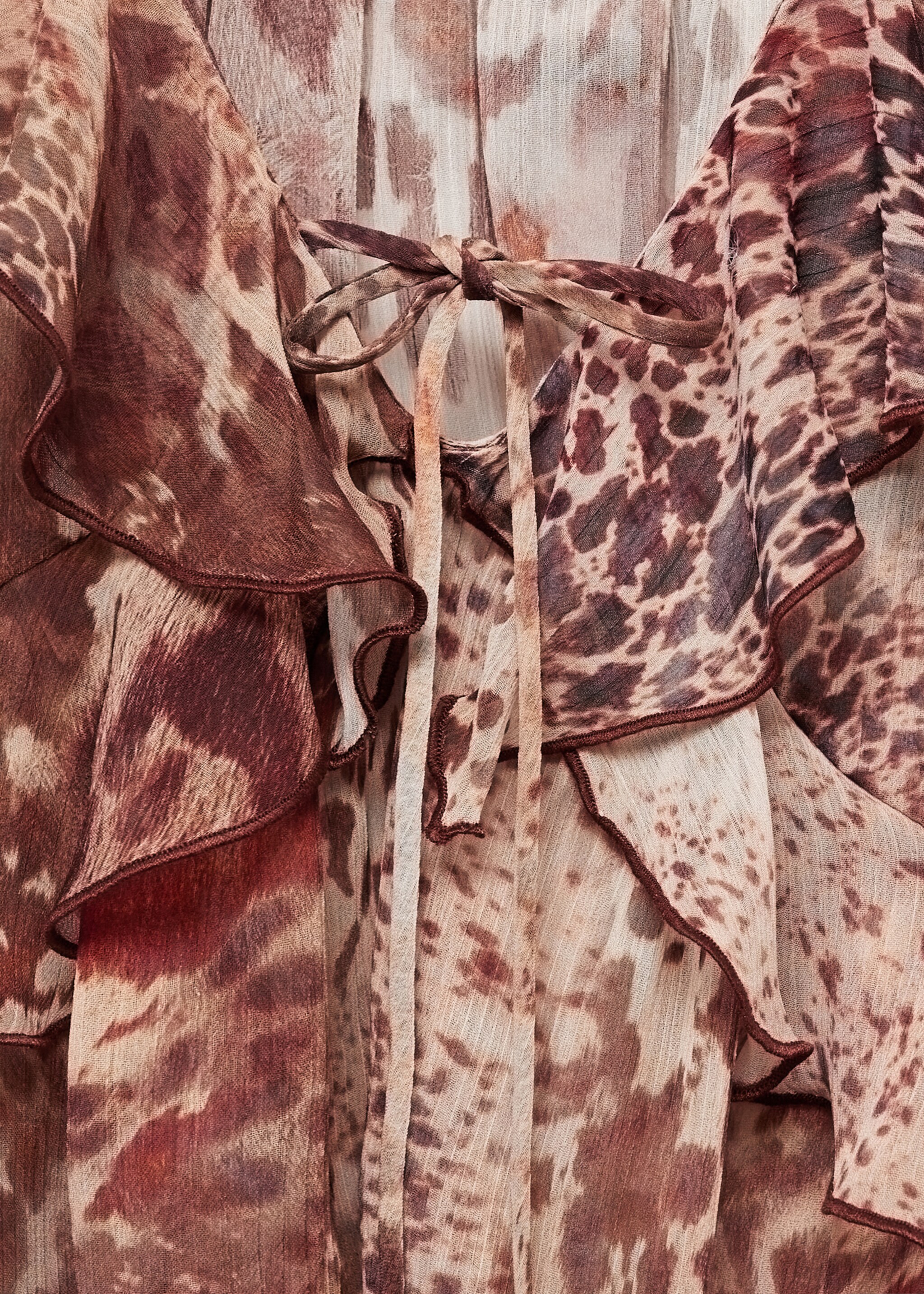 Bedrukte blouse met ruches en strikdetail - Detail van het artikel 8, Bruin. Ref: 87025765-00.