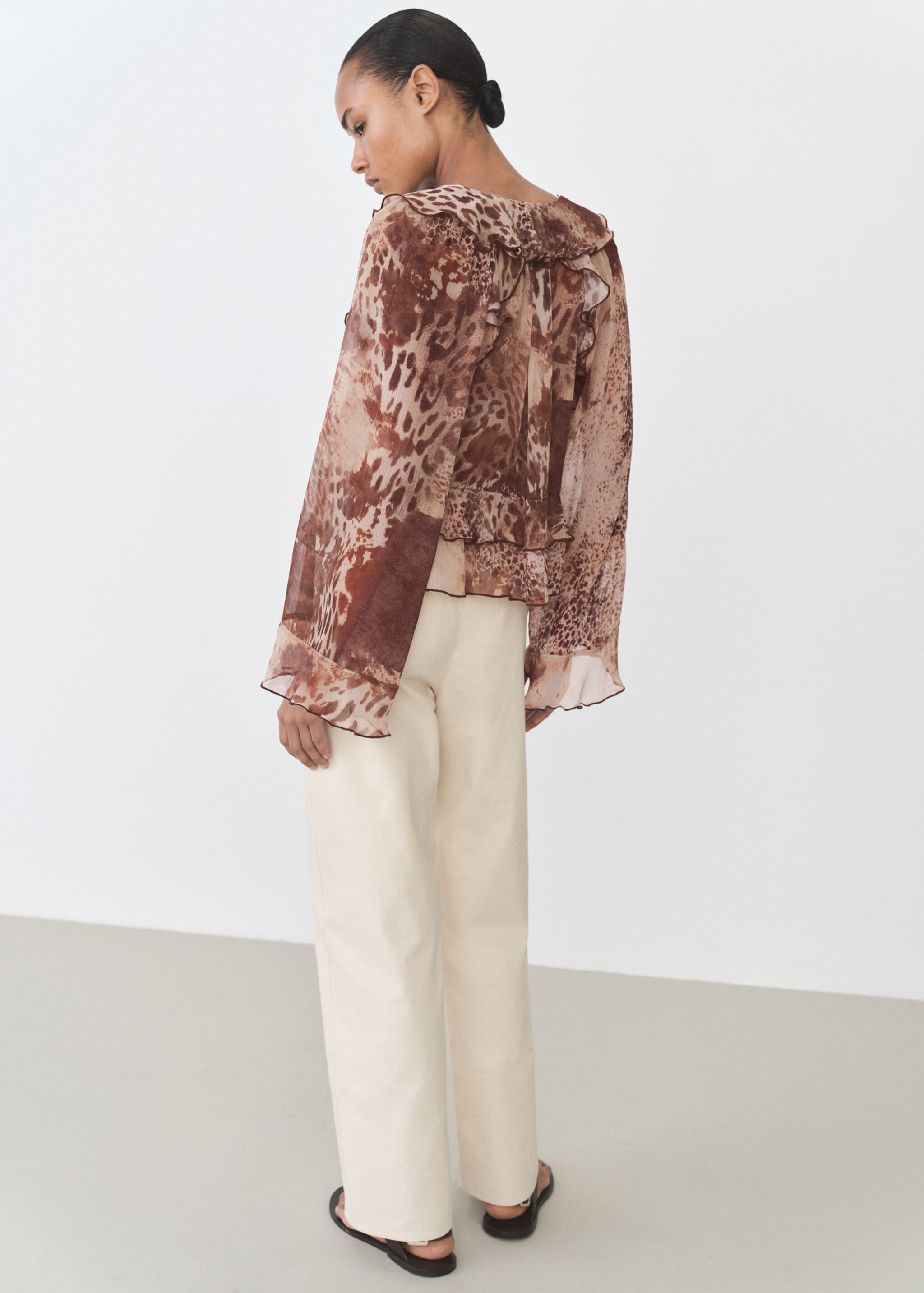 Bedrukte blouse met ruches en strikdetail - Achterkant van het artikel, Bruin. Ref: 87025765-00.