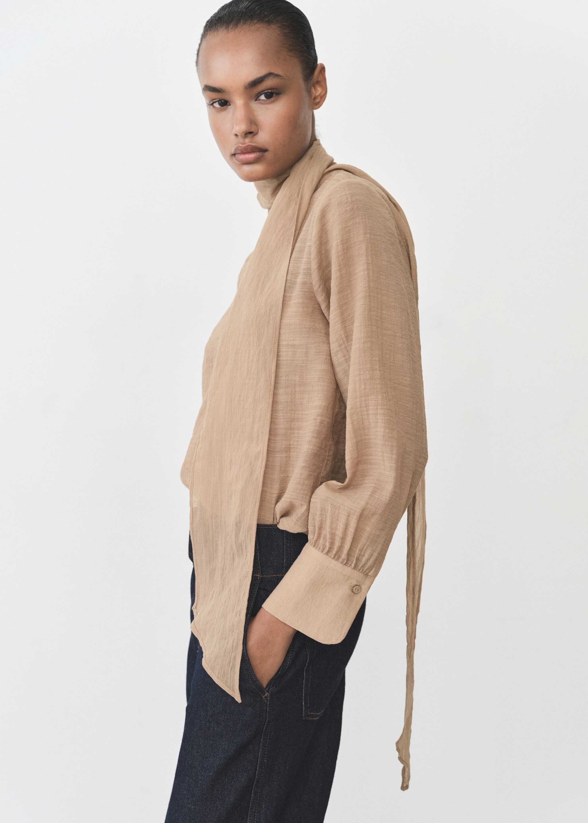 Bluzka z teksturą i szalikiem - Plan średni, Brązowy. Ref: 87025766-00.