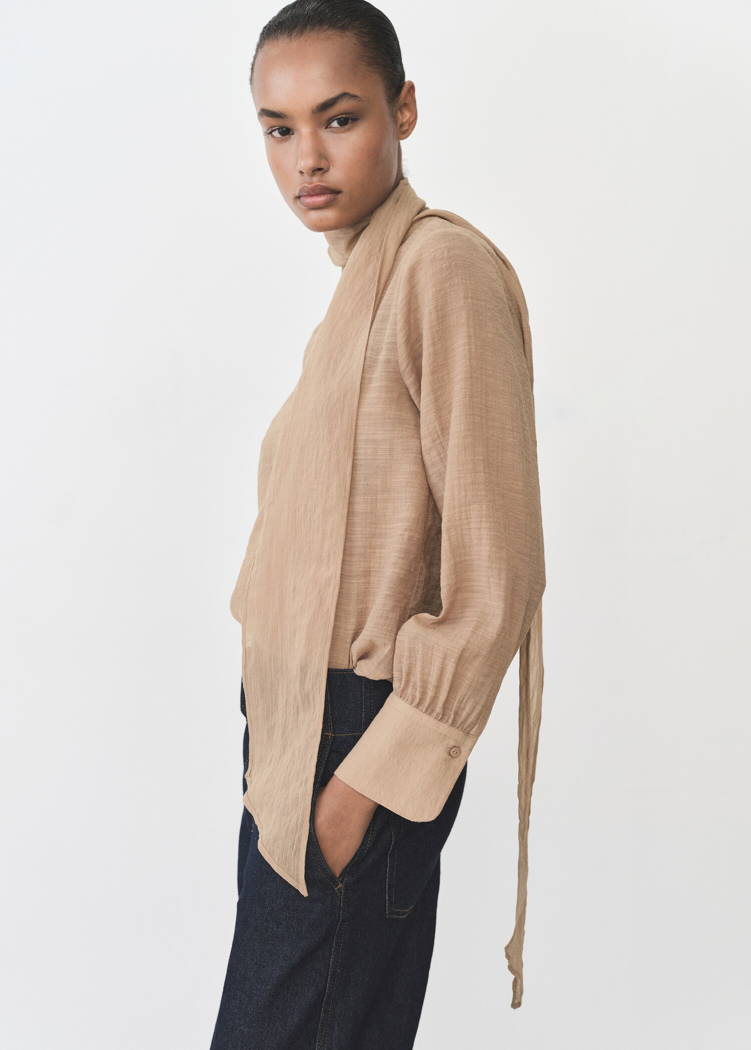 Bluzka z teksturą i szalikiem - Plan średni