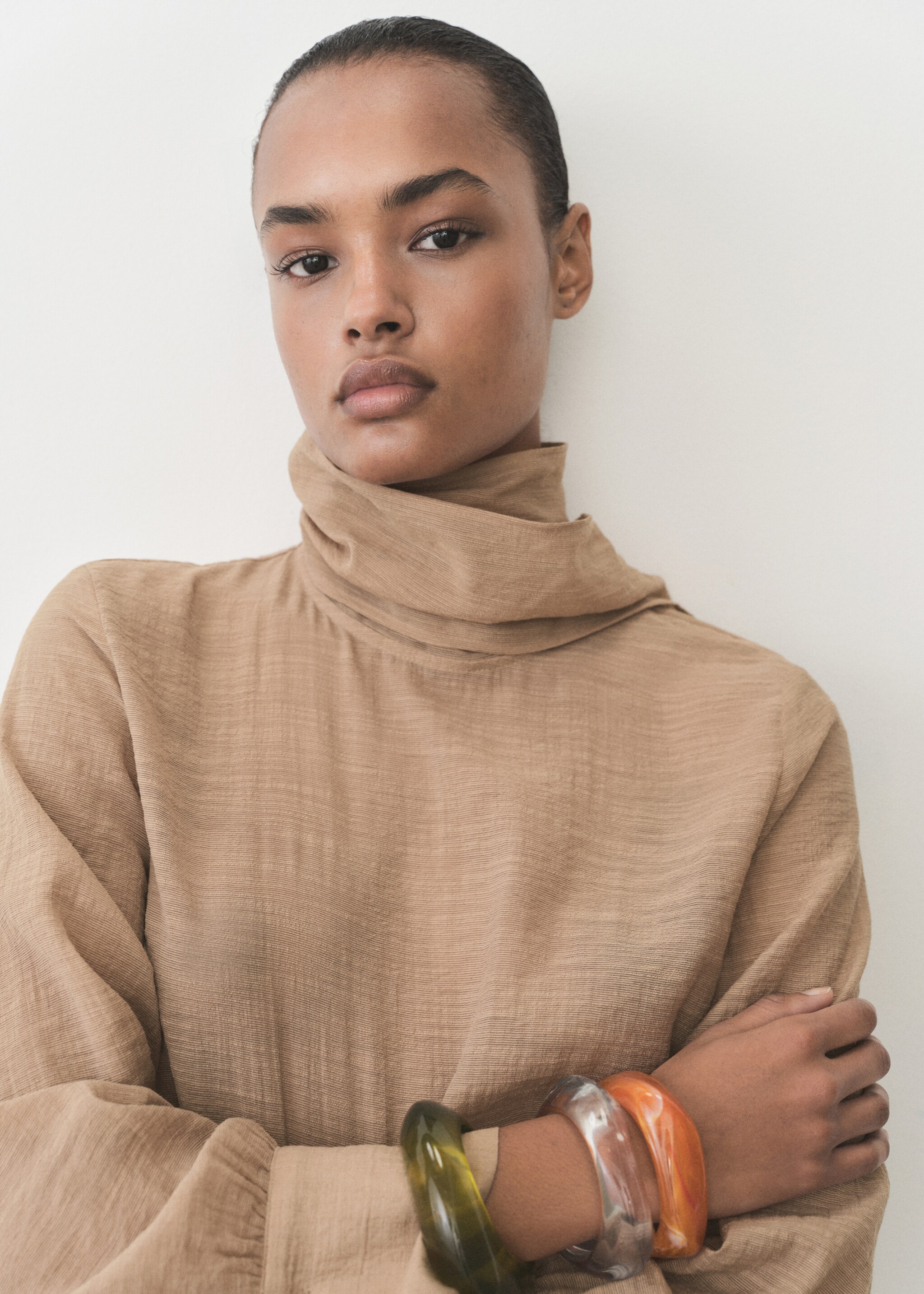 Bluzka z teksturą i szalikiem - Szczegóły artykułu 1, Brązowy. Ref: 87025766-00.