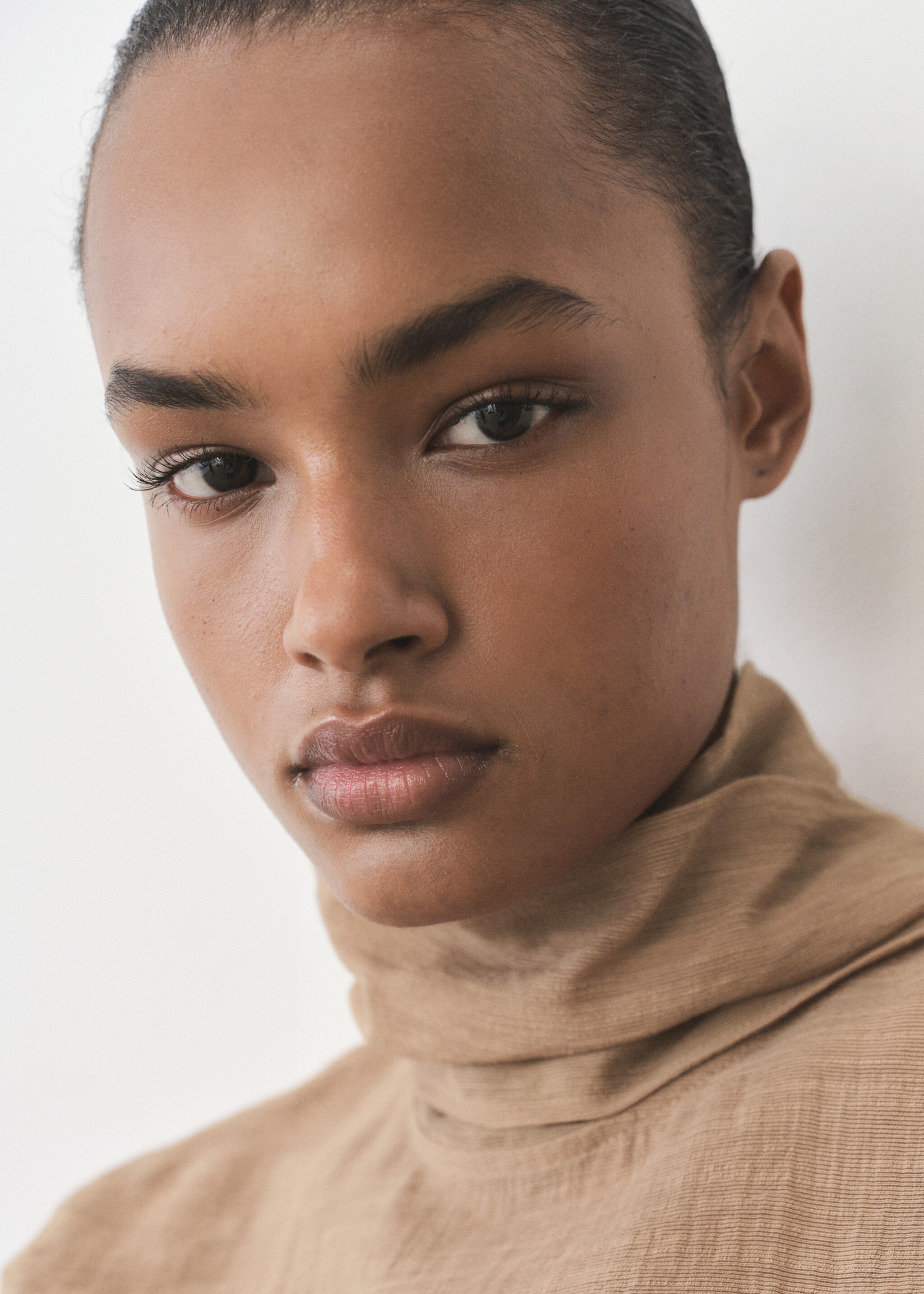 Bluzka z teksturą i szalikiem - Szczegóły artykułu 2, Brązowy. Ref: 87025766-00.