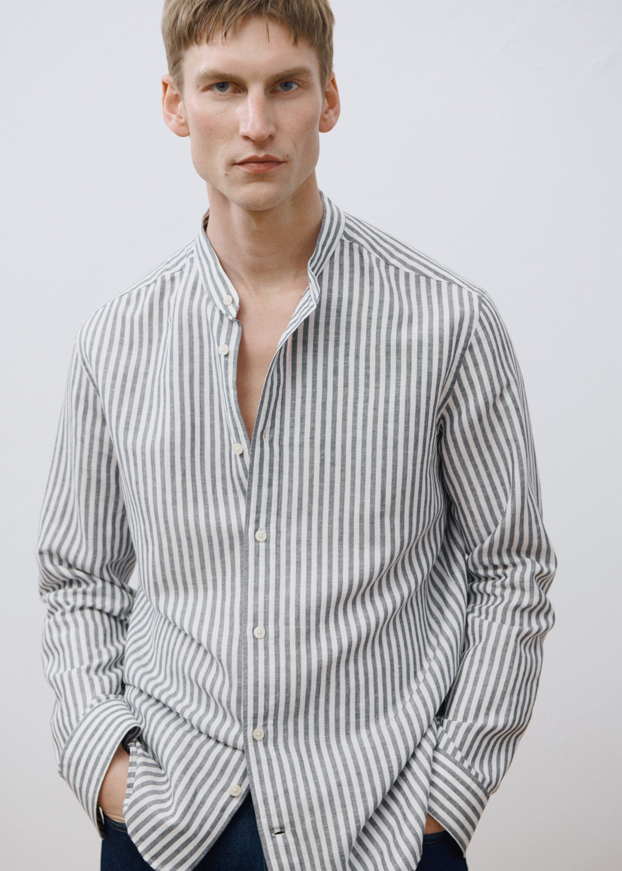 Gestreiftes Leinenhemd mit Stehkragen - Detail des Artikels 5, Dunkles Marineblau. Ref: 87025935-00.