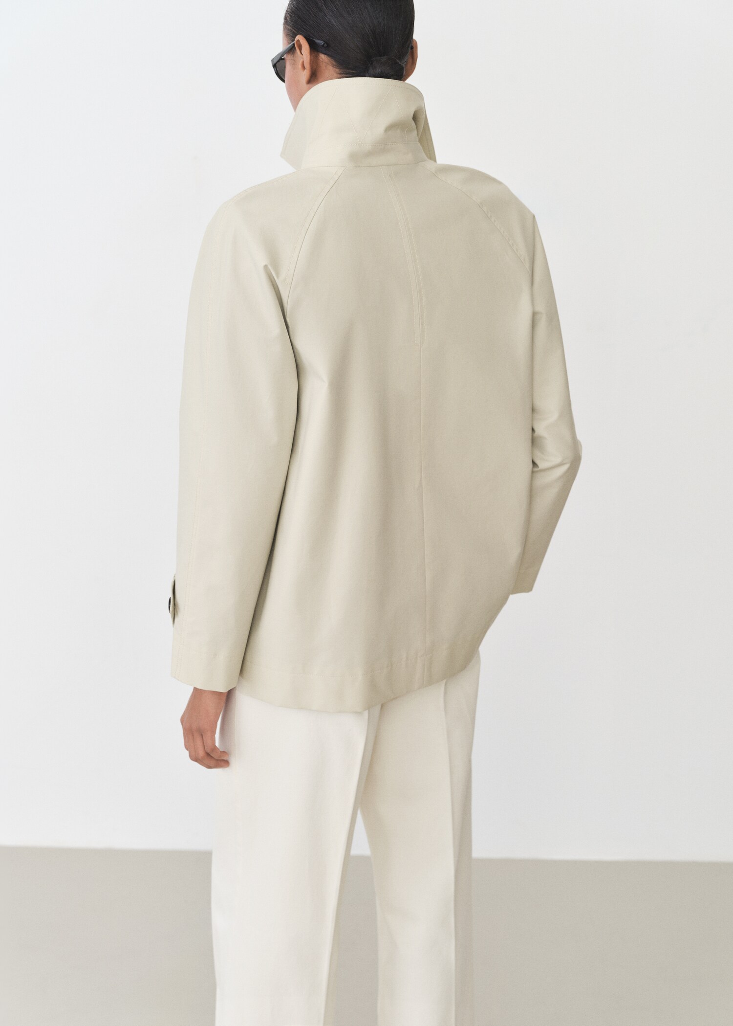 Short double-breasted trench coat - Reverse of the article