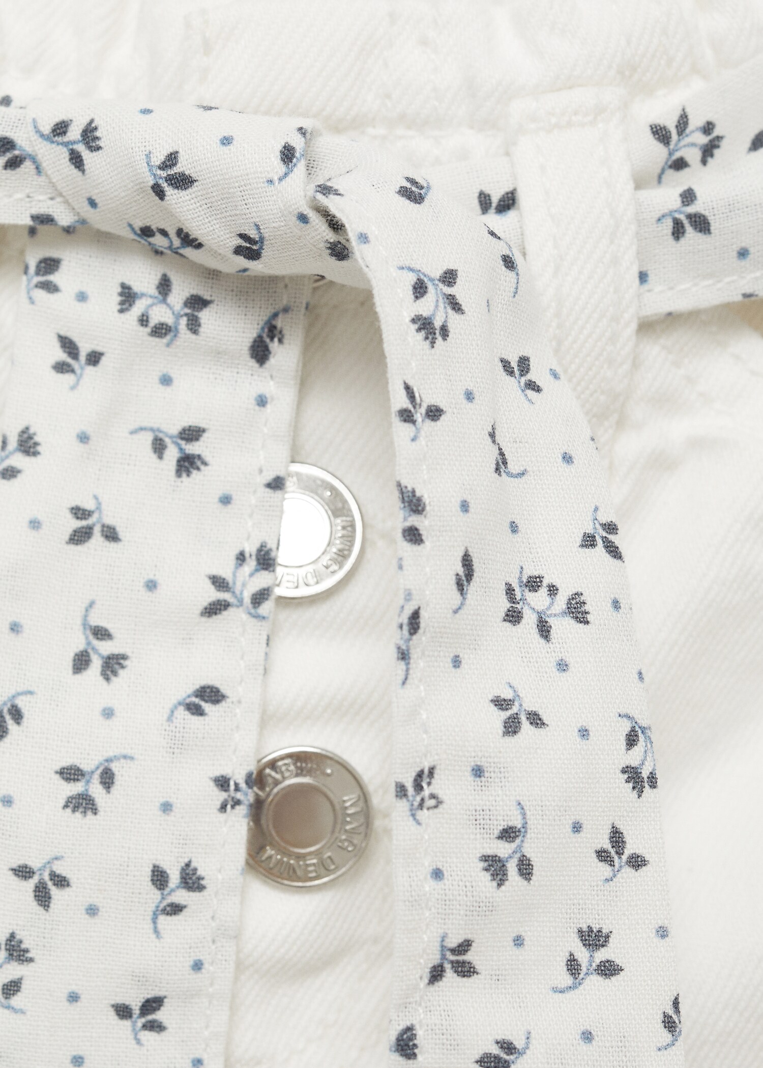 Denim shorts with belt - Details of the article 8