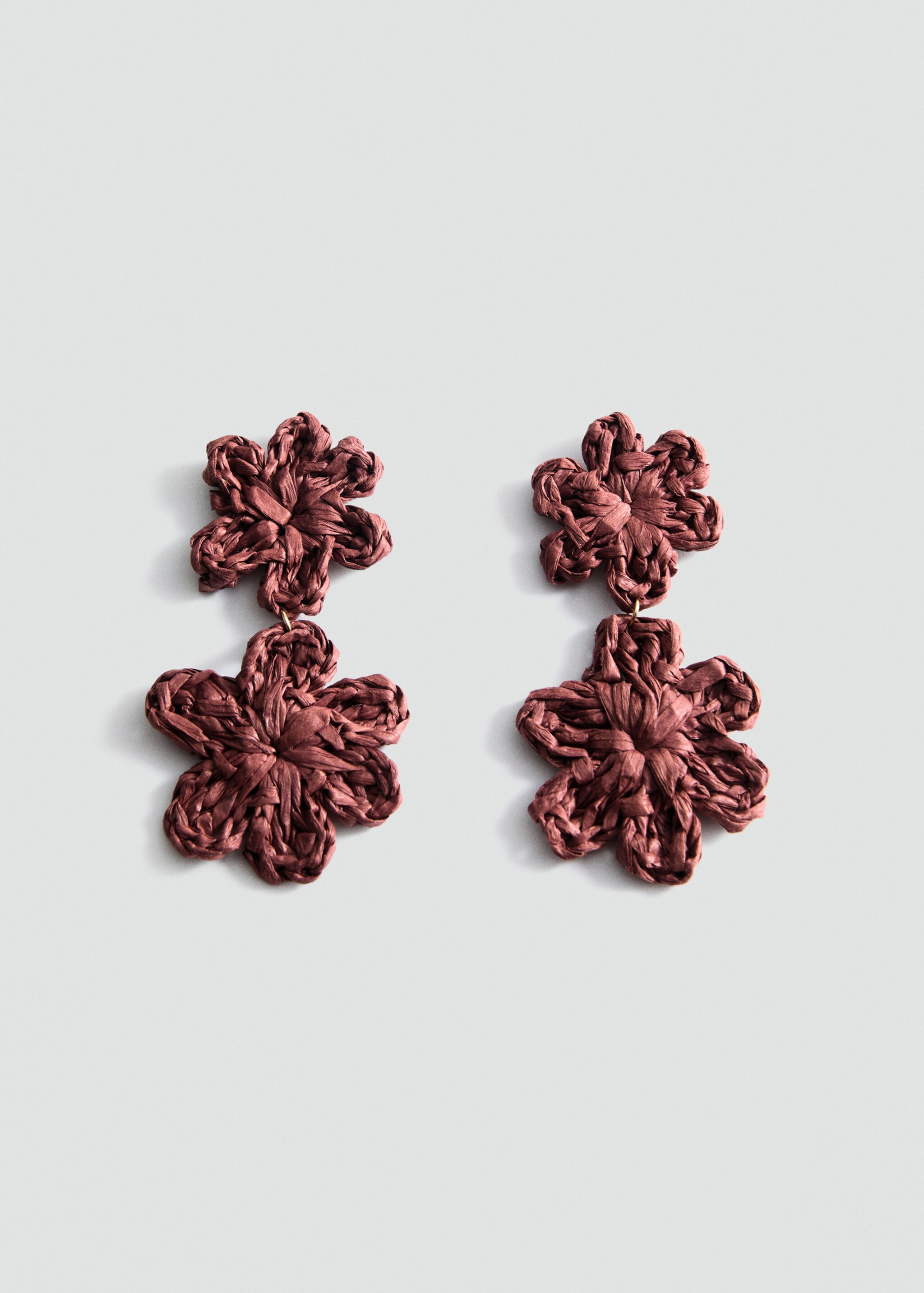 Boucles d'oreilles fleurs raphia - Article sans modèle, Bordeaux. Ref: 87025956-00.