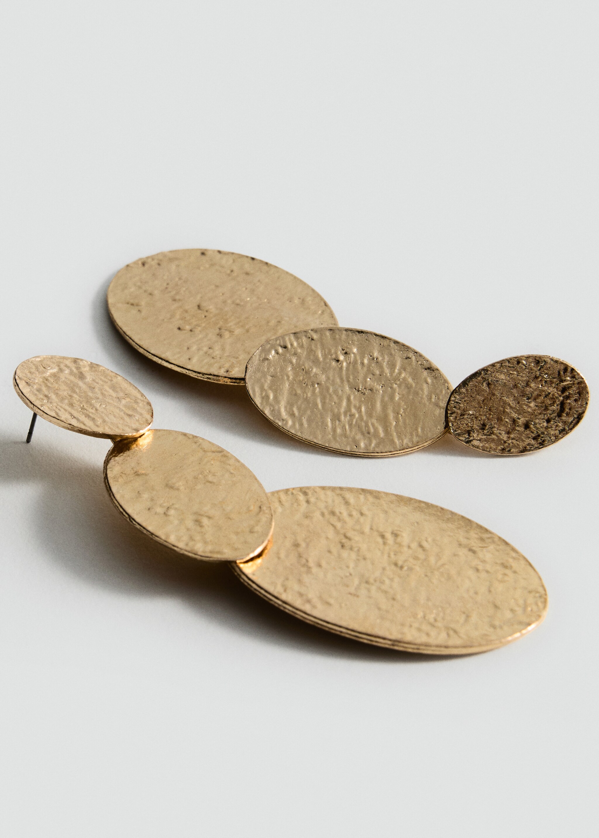 Lange Ohrringe mit Textur - Mittlere Ansicht, Gold. Ref: 87025957-00.